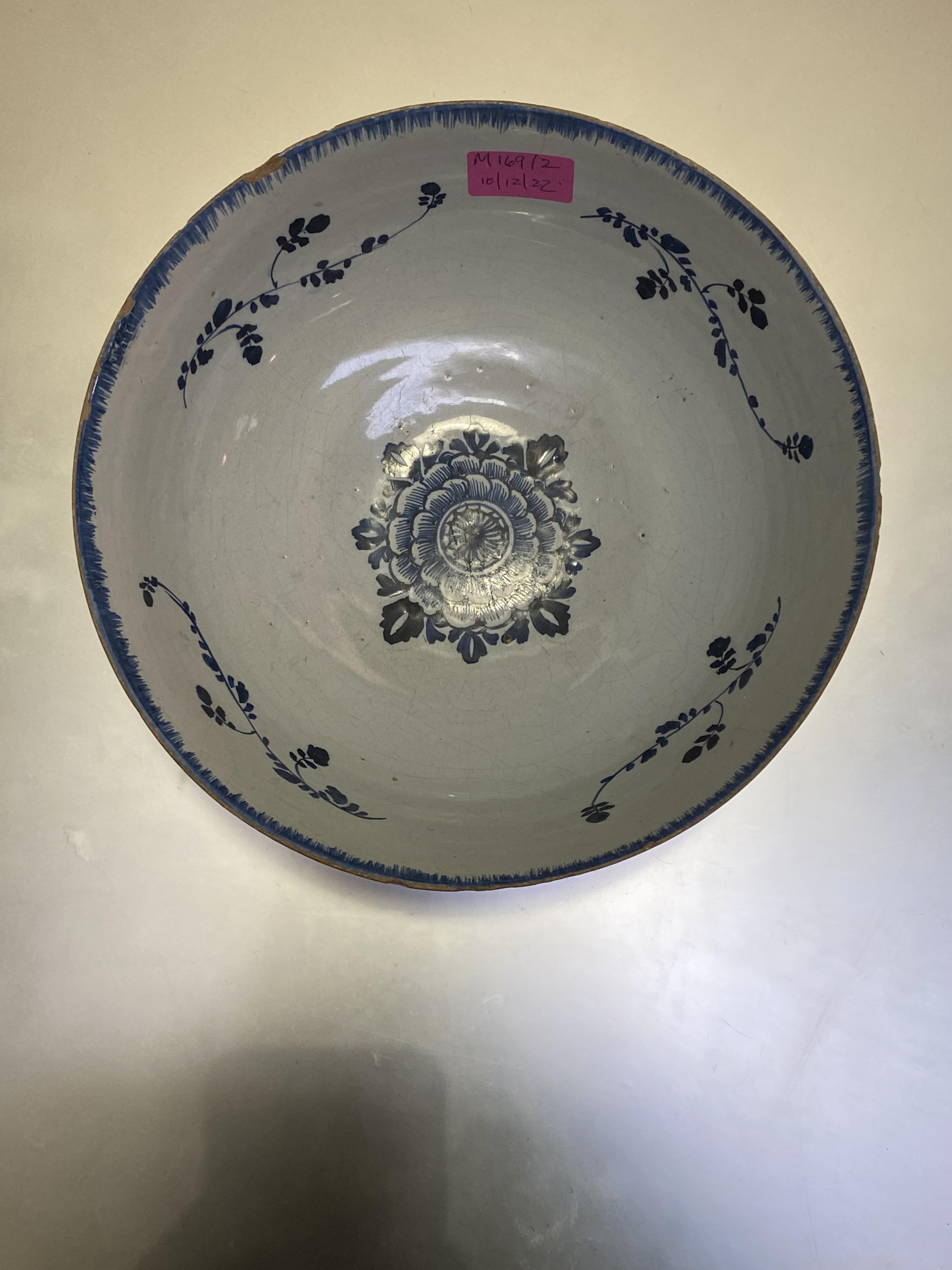 A late 18th century blue and white Delft bowl, possibly Bristol, painted with a floral spray and - Bild 3 aus 4