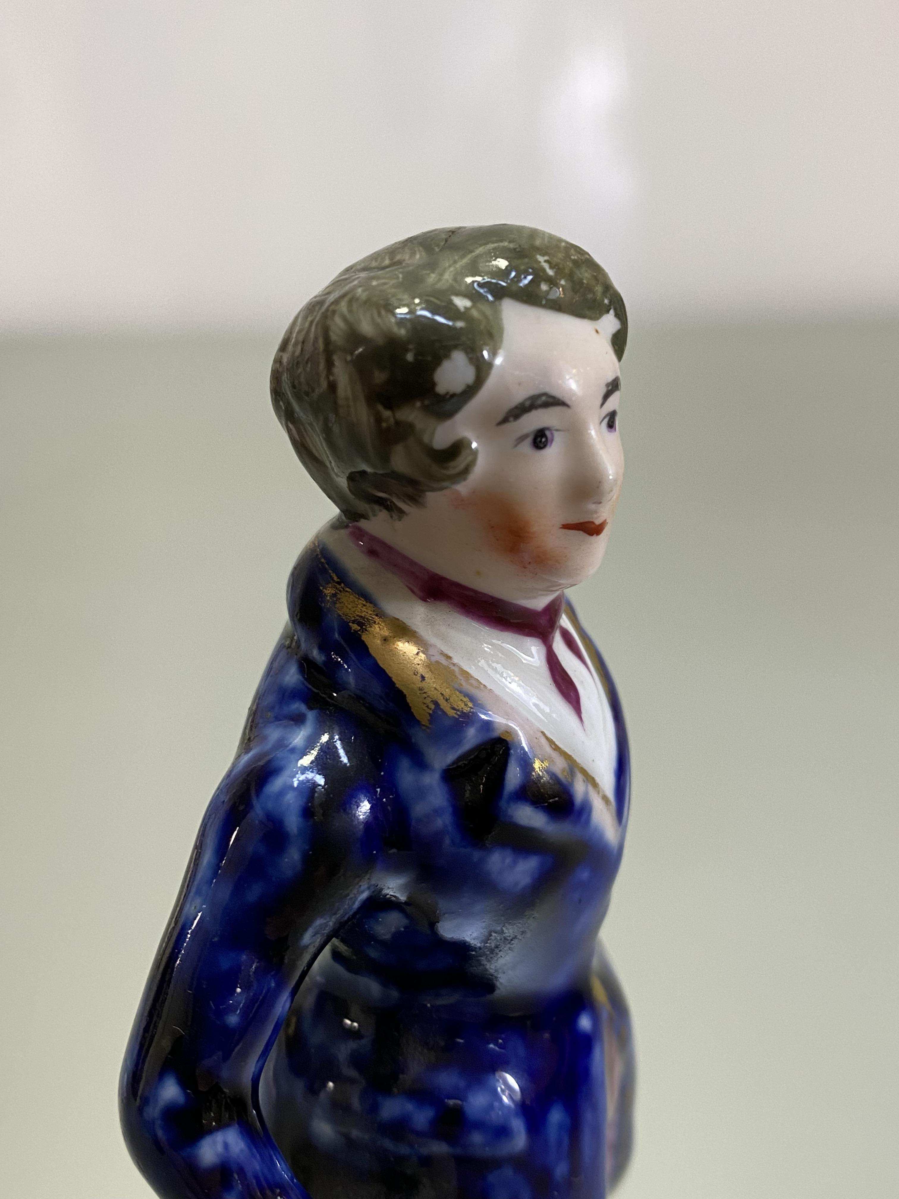 A small Staffordshire figure of Sir Robert Peel, c. 1840. 14cm - Bild 3 aus 4