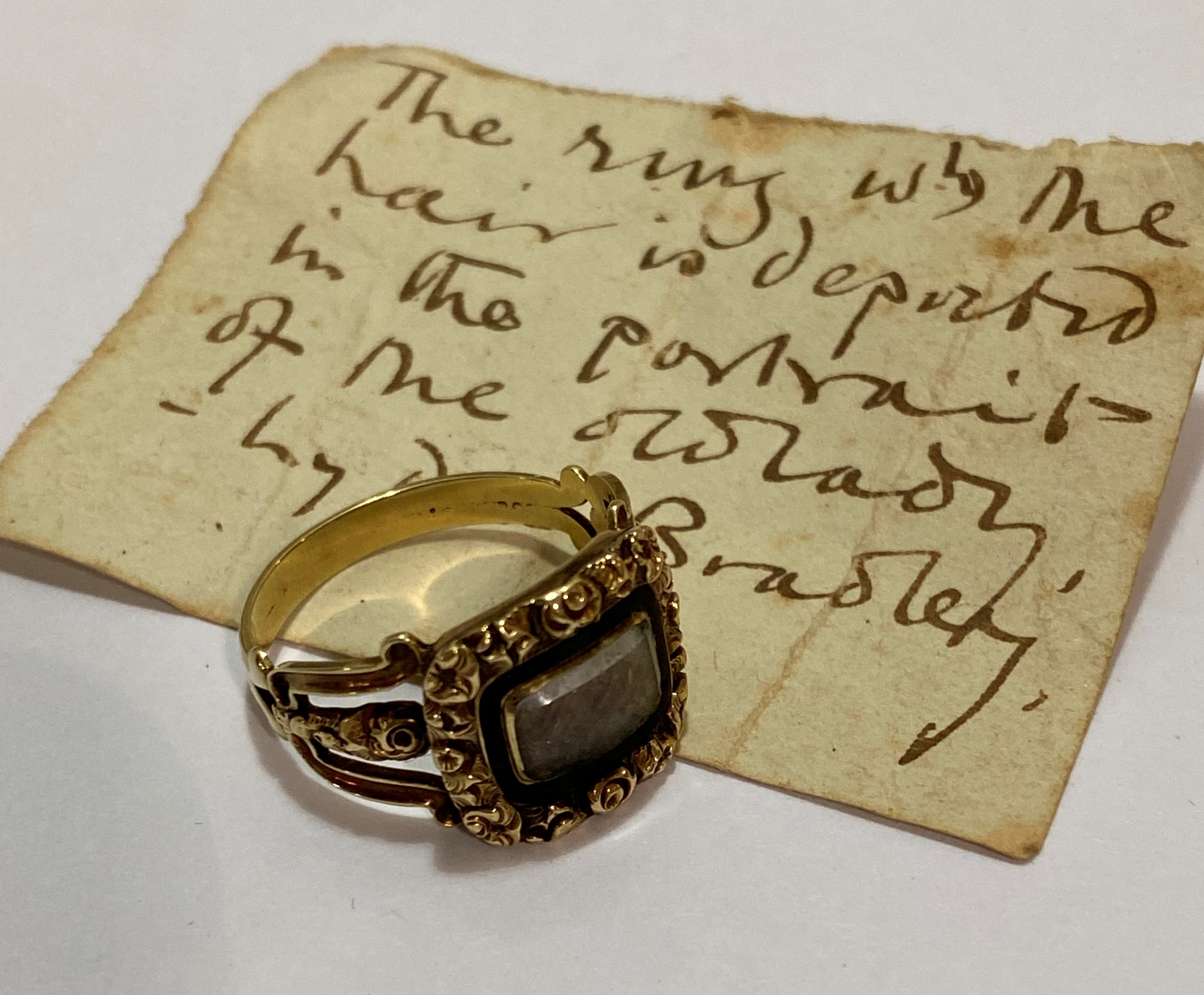 An early 19th century enamel and gold (untested) mourning ring, the glazed compartment containing - Bild 2 aus 3