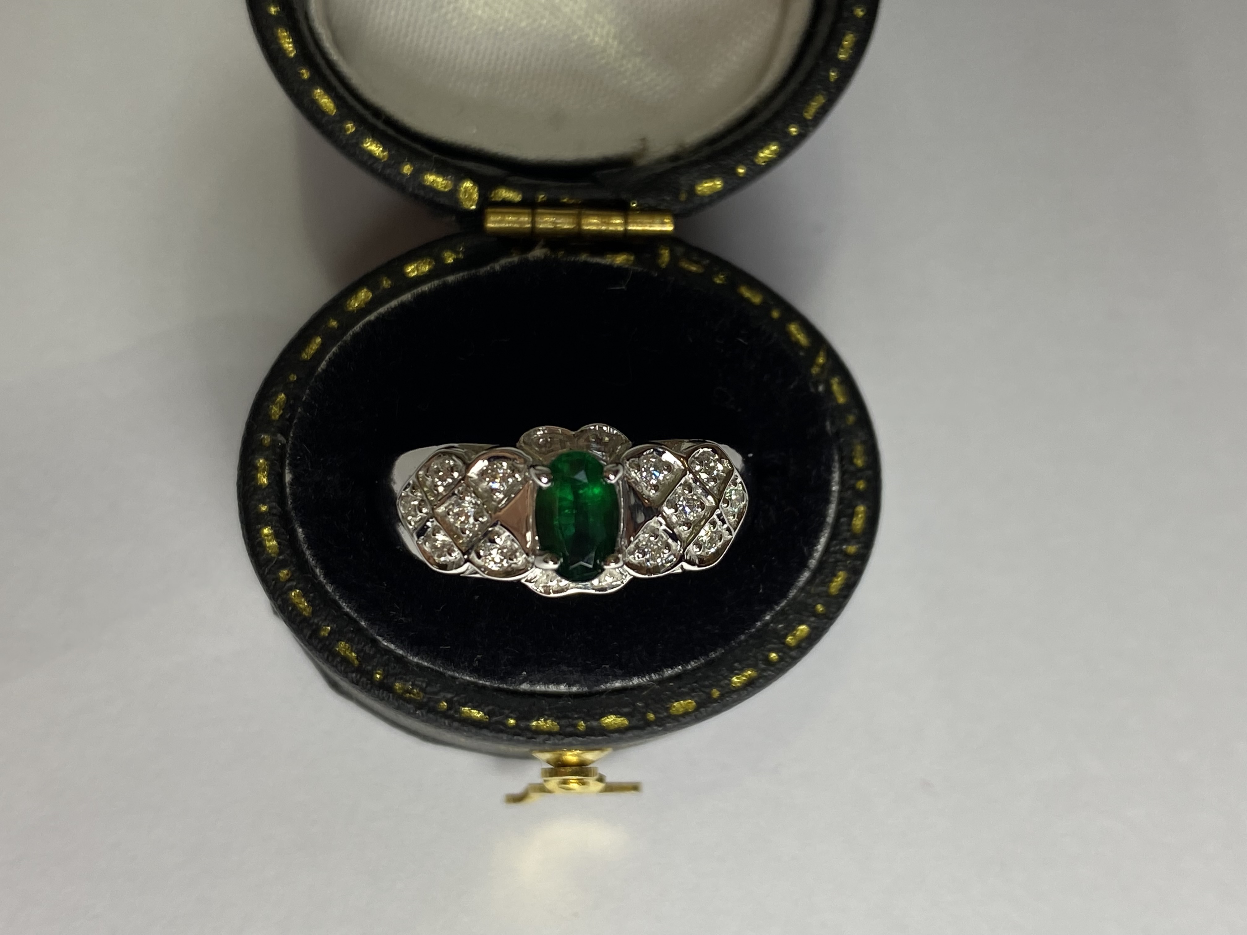 An emerald and diamond cluster ring, the central oval-cut emerald claw-set on a shaped plaque of - Bild 3 aus 3