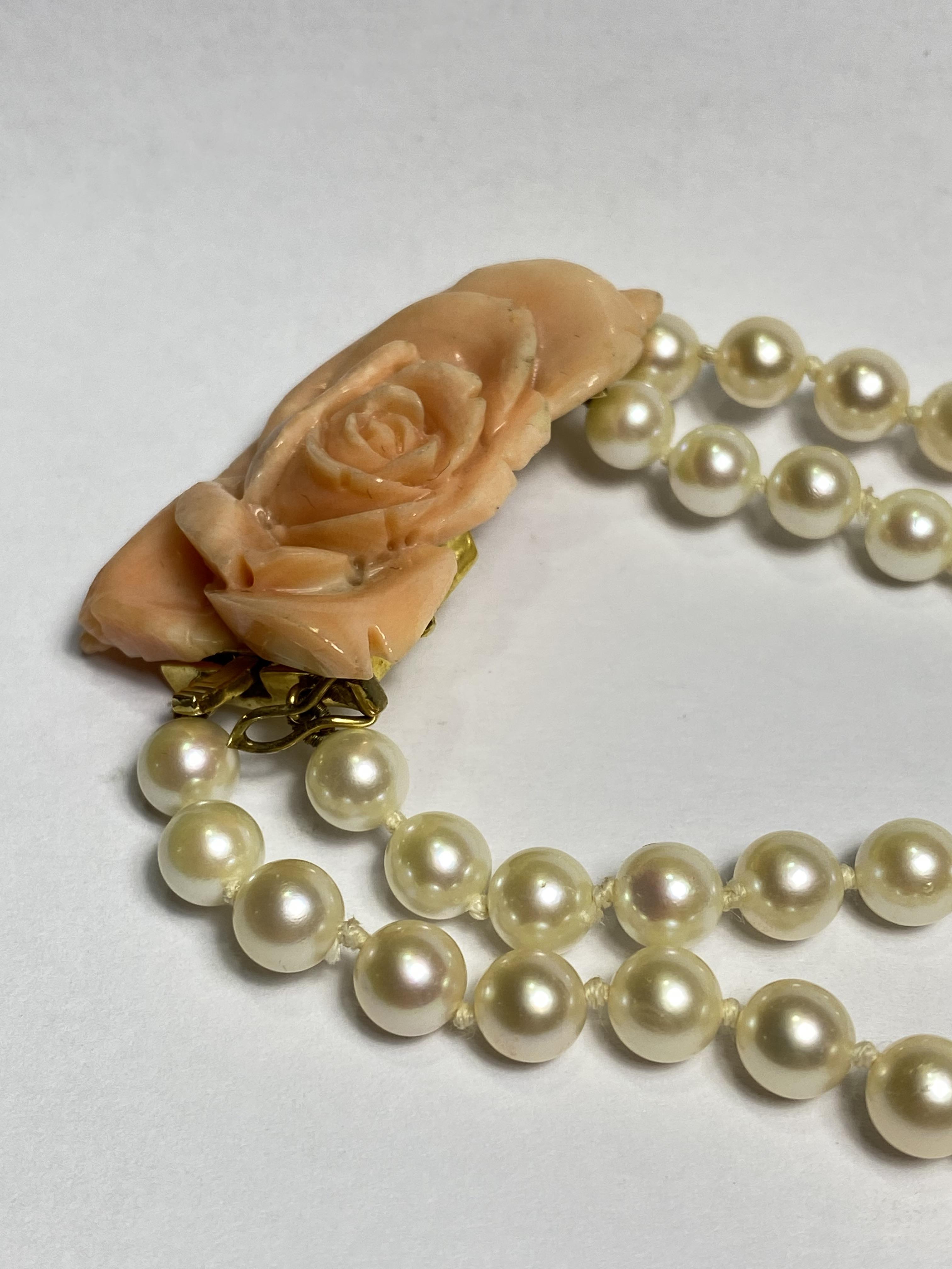 A double strand of uniform cultured pearls on a coral clasp carved as a rose and mounted in 9ct - Bild 2 aus 2