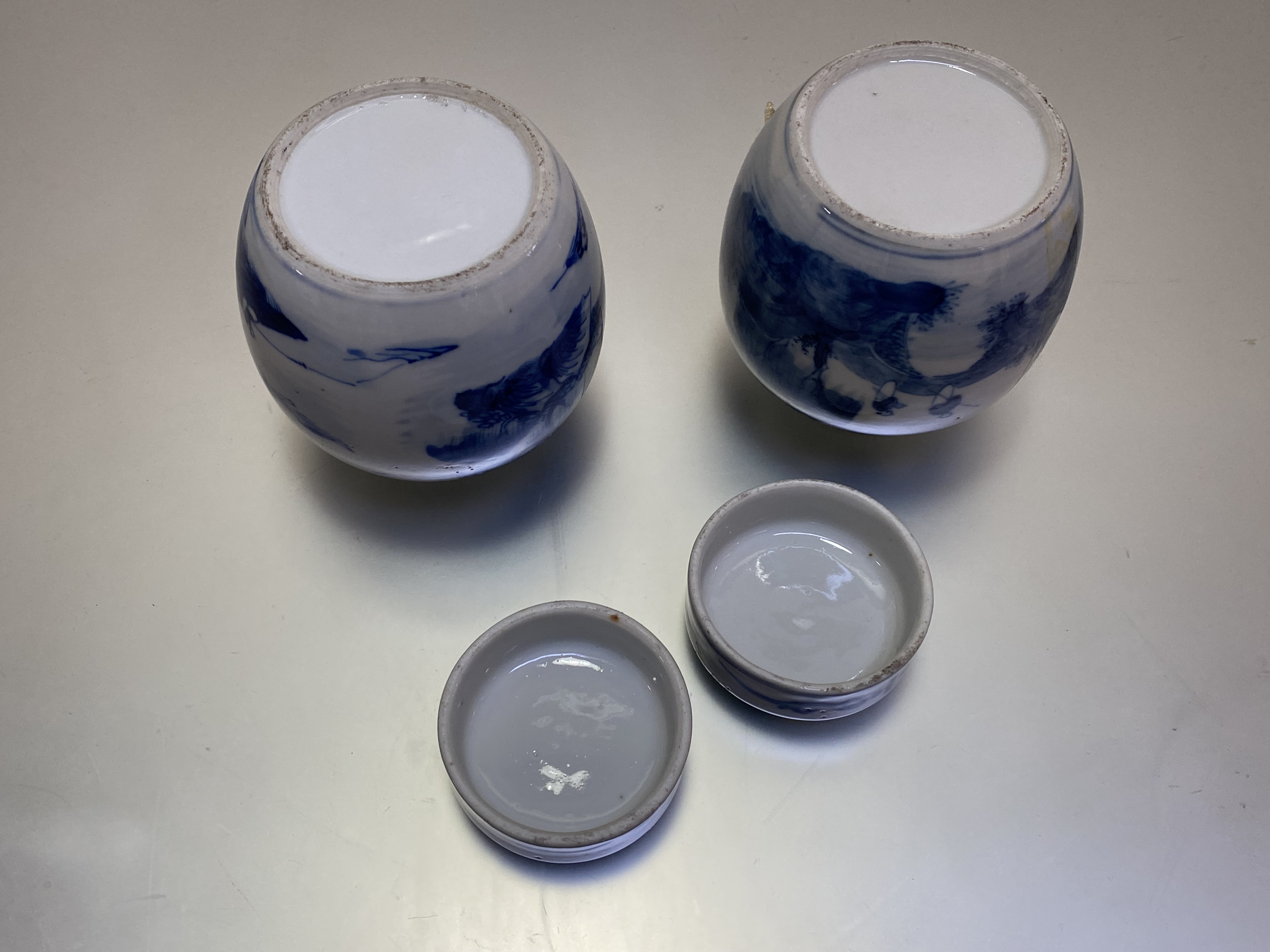 A pair of small Chinese blue and white porcelain jars and covers, each painted with figures in a - Bild 4 aus 4