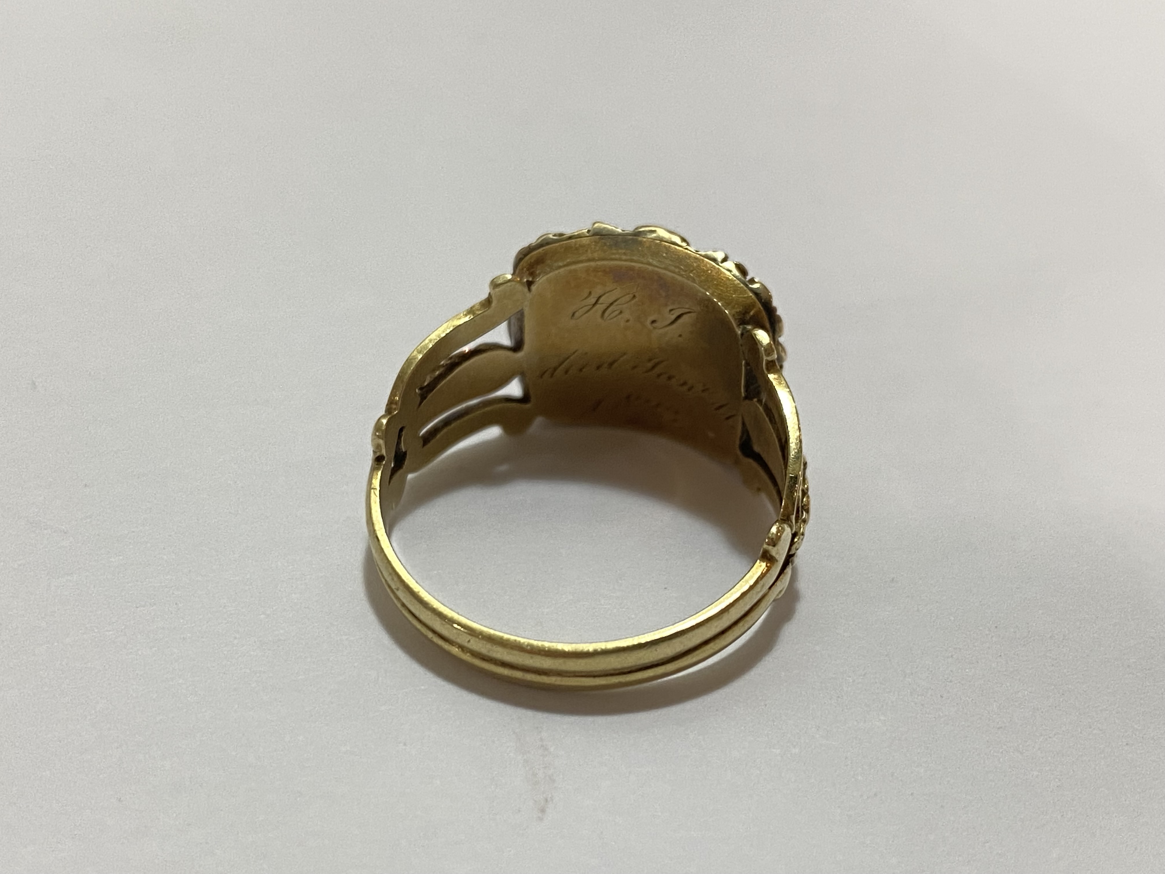 An early 19th century enamel and gold (untested) mourning ring, the glazed compartment containing - Bild 3 aus 3
