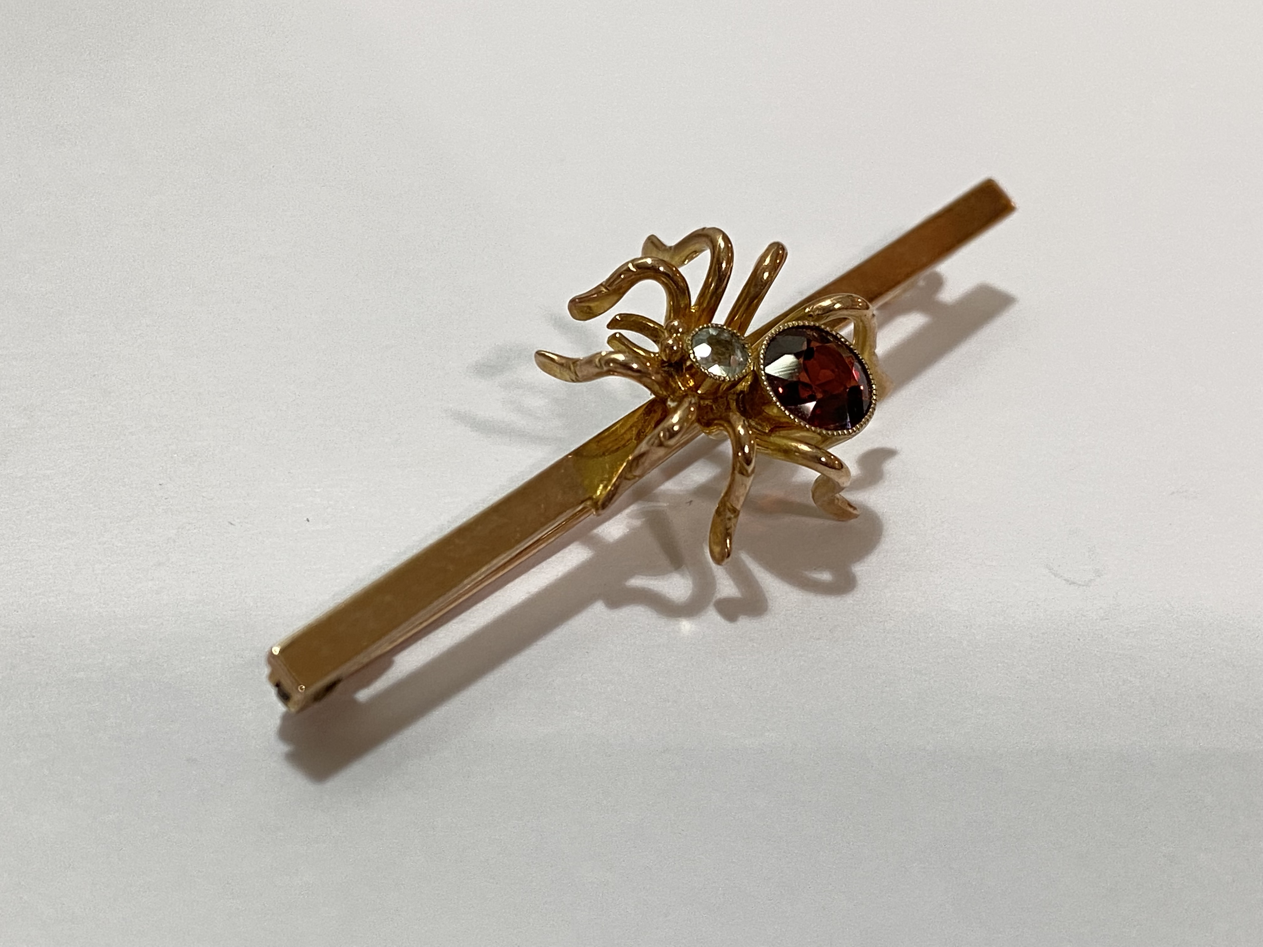 A 9ct gold bug brooch, the body of the insect millegrain-set with a reddish-brown stone, on a - Bild 2 aus 2