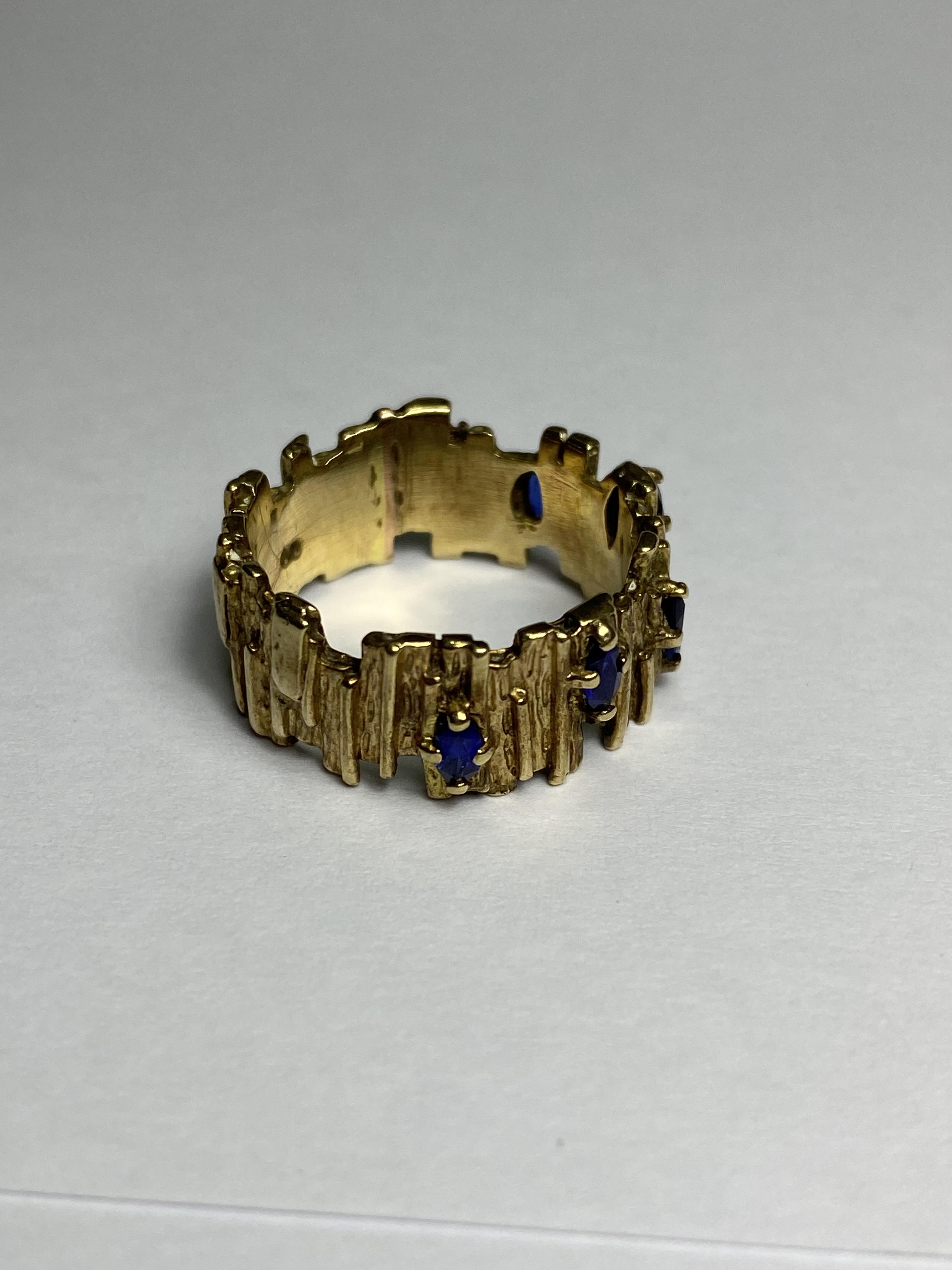 A vintage sapphire-set 9ct gold ring, the textured bark band claw-set with marquise-cut sapphires. - Bild 2 aus 2