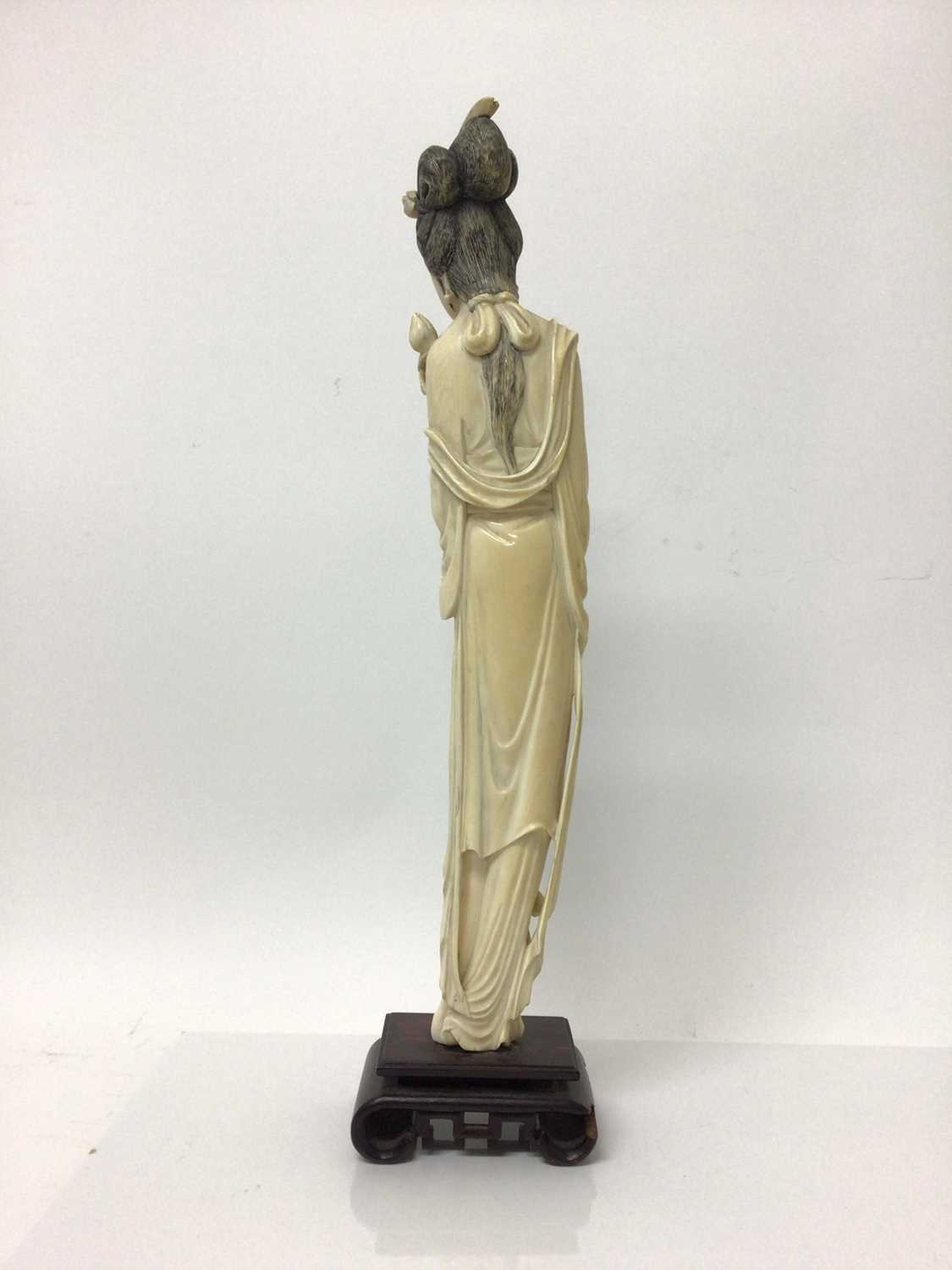 Large 19th century Japanese ivory tusk figure of a woman, shown wearing a long robe and holding flow - Image 4 of 5