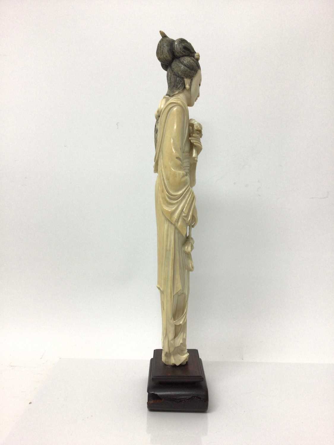 Large 19th century Japanese ivory tusk figure of a woman, shown wearing a long robe and holding flow - Image 5 of 5