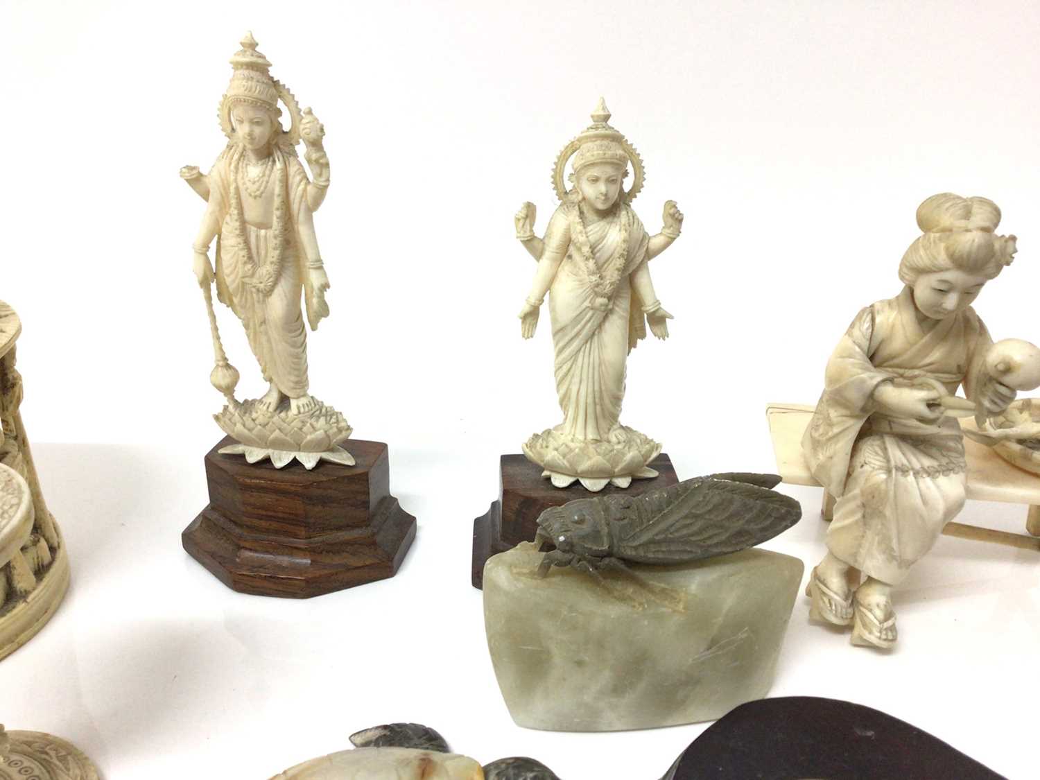 Group of antique ivory, including a pair of Indian figures of gods, a dice shaker, a relief carved b - Image 4 of 6