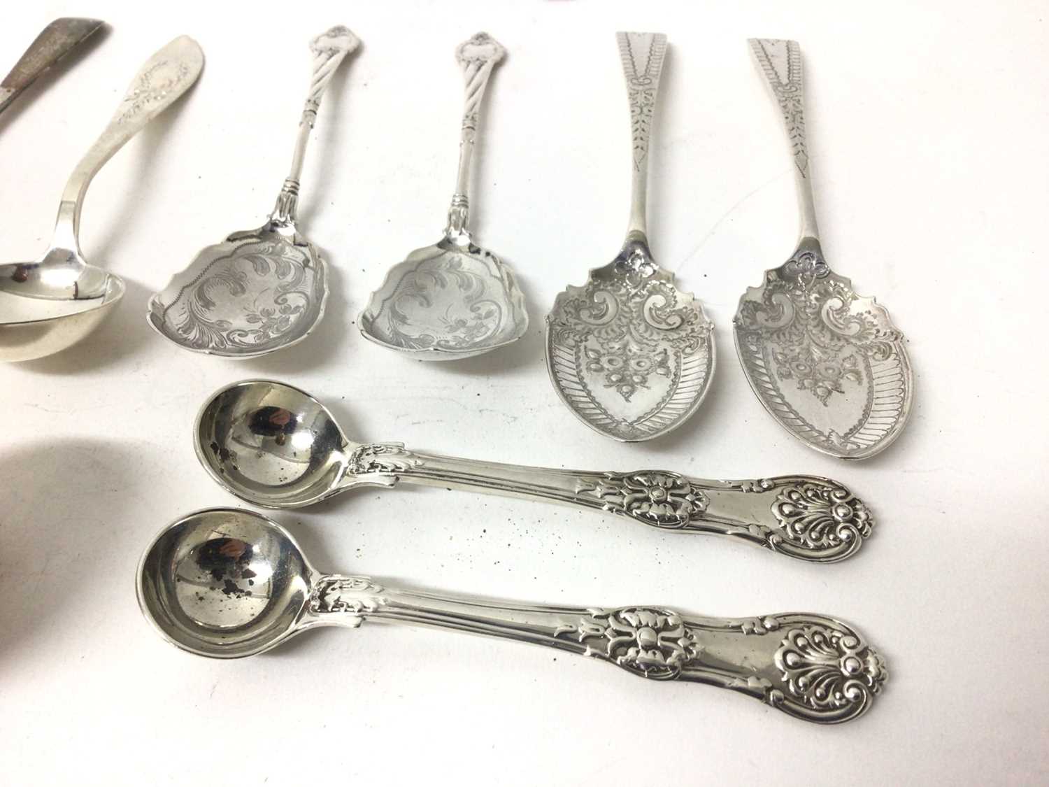 Collection of silver, including a pair of Tiffany sugar tongs, a Georgian pair of tongs, a small Geo - Image 3 of 5