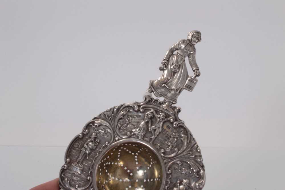 Early 20th century Dutch silver tea strainer with figural decoration, stamped 830 and with import ma - Image 2 of 2