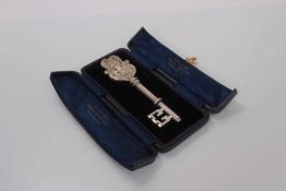 Edwardian silver presentation key marked sterling and dated 1901 in fitted box 13 cm