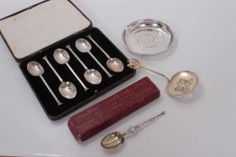 Set of six George V silver teaspoons, (Sheffield 1926), in a fitted case, together with a George V 1