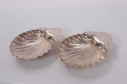 Pair of Edwardian silver shell dishes, raised on three ball feet, (Birmingham 1906), maker George Un