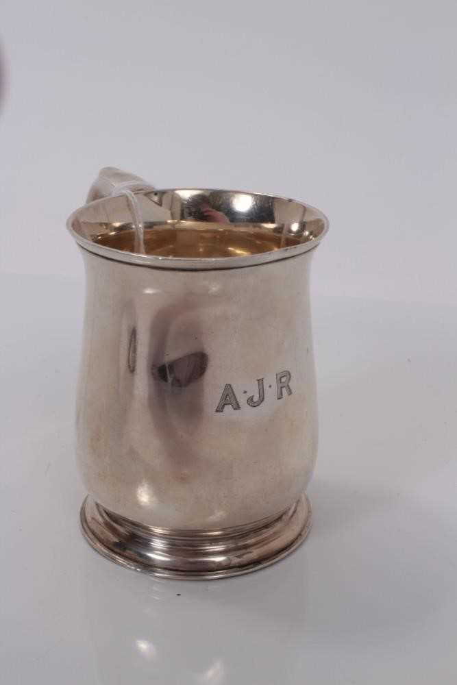 George V silver christening mug, with engraved initials 'A. J. R.', (London 1922), 5ozs, 9cm in over - Image 2 of 3
