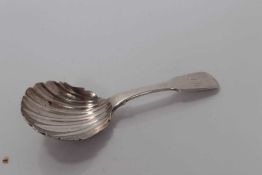 George IV Irish silver shell bowl caddy spoon with fiddle handle, Dublin 1827, Patrick Moore 9.5 cm