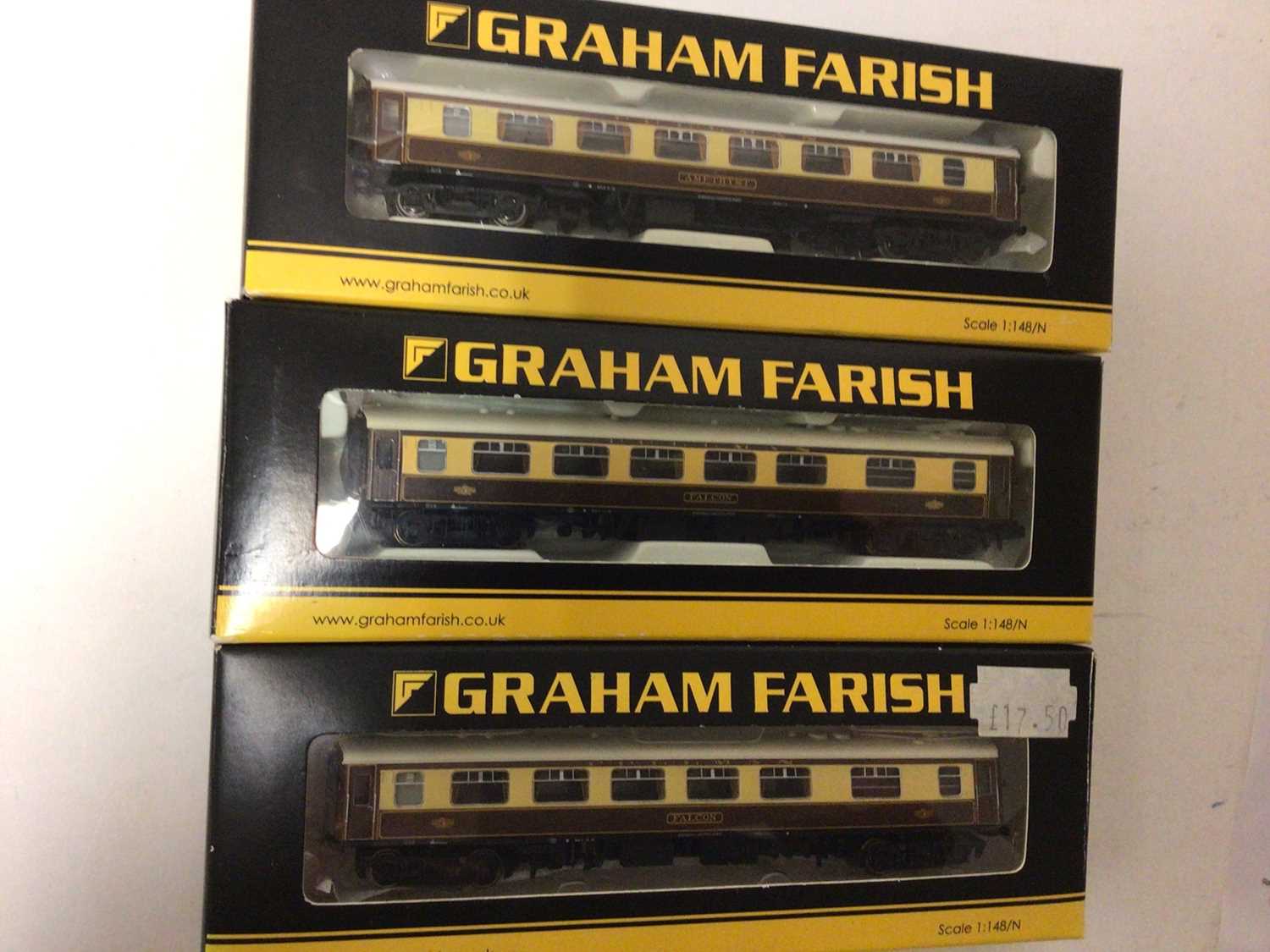Graham Farnish by Bachmann N gauge BR MK1 Pullman Umber & Cream coaches NO334 (x2) No 372-230B, NO34 - Image 2 of 3