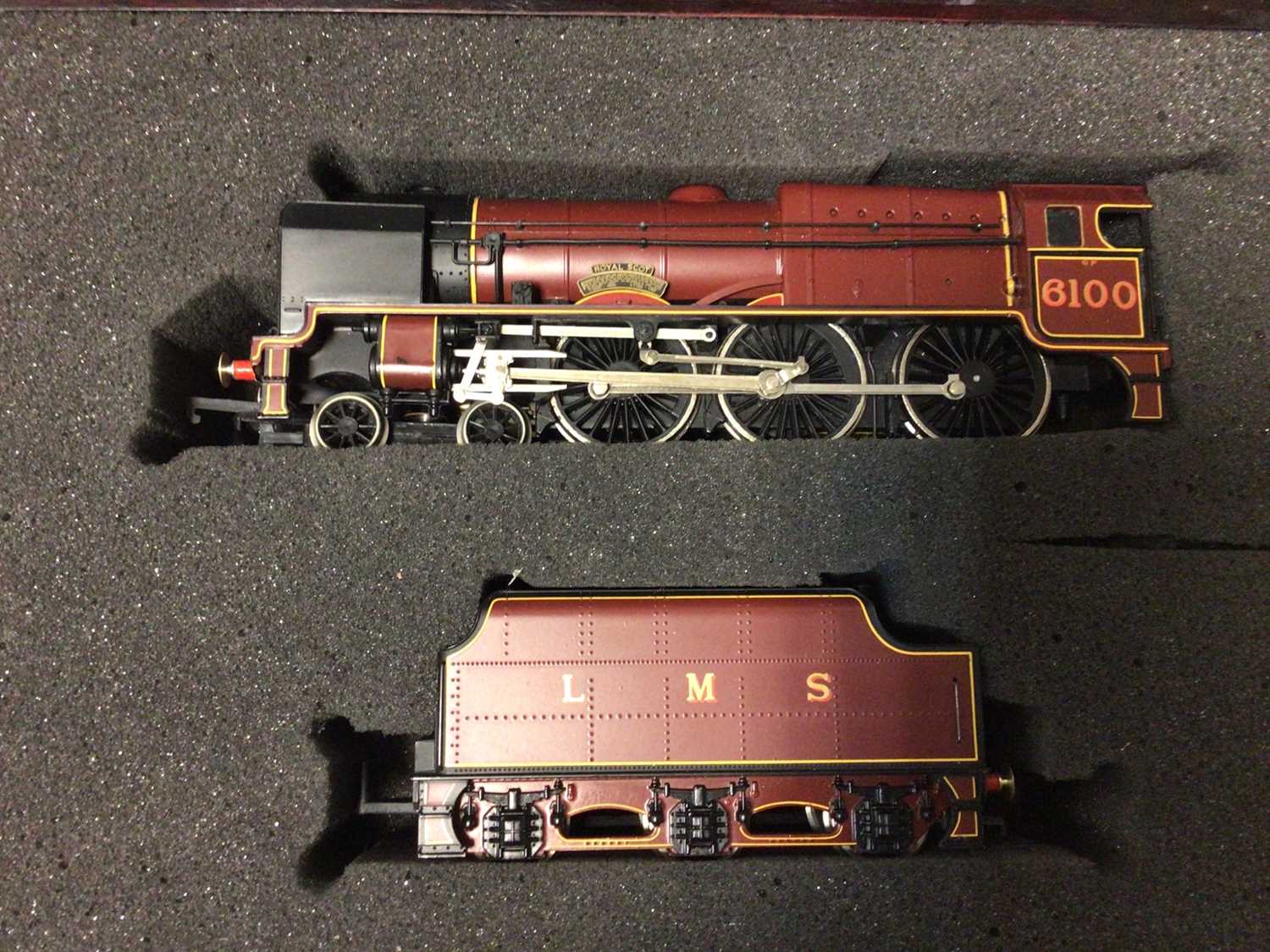 Bachmann Limited Edition 3649/4000 OO gauage LMS red "Royal Scot" 6100 locomotive and tender, in pre - Image 2 of 3