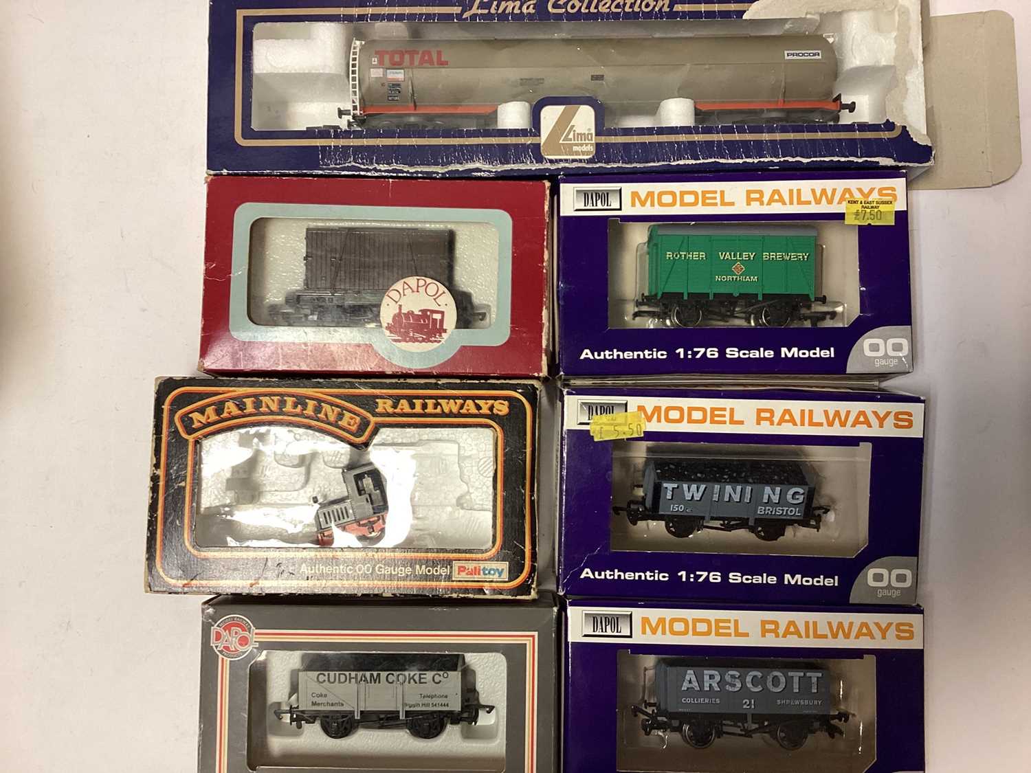 Railway OO gauge selection of boxed carriages and wagons various manufacturers including Mainline, D - Image 5 of 5