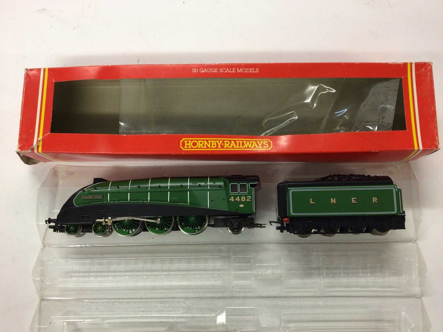 Hornby OO gauge locomotives Triang BR lined dark green 4-6-0 Hall Class 'Albert Hall' locomotive 498