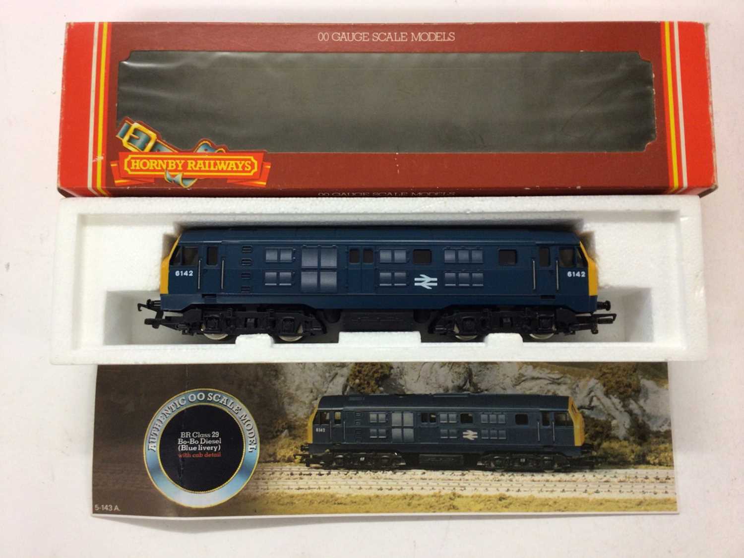 Hornby OO gauge locomotives CIE orange diesel locomotive, R768, BR blue Class 86/2 electric diesel - Image 4 of 4