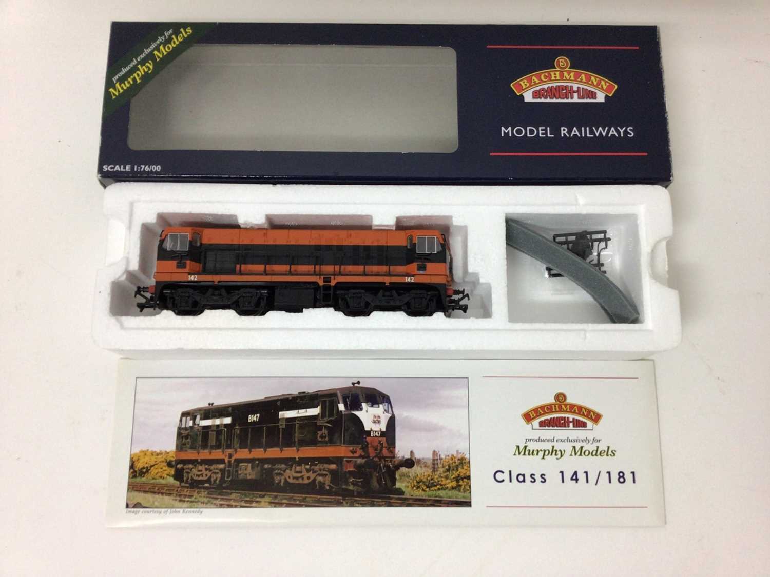 Bachmann 00 gauge locomotives Class 181 "CIE" Black B181, MM0181, Class 141 "CIE" Black/Orange 142, - Image 2 of 2