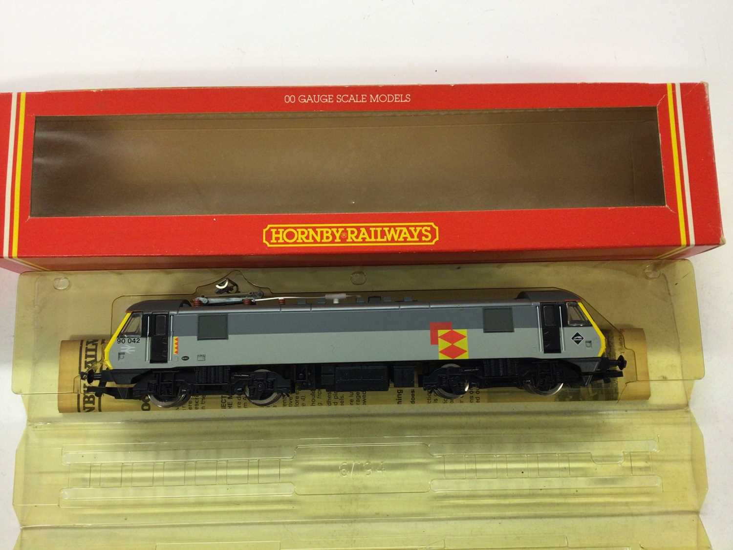 Hornby OO gauge locomotives BR two tone grey with yellow ends Class 90 Bo-Bo electric locomotive 90