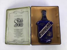 One bottle, Ron Siglo De Soro, in ceramic bottle and original fitted tin box