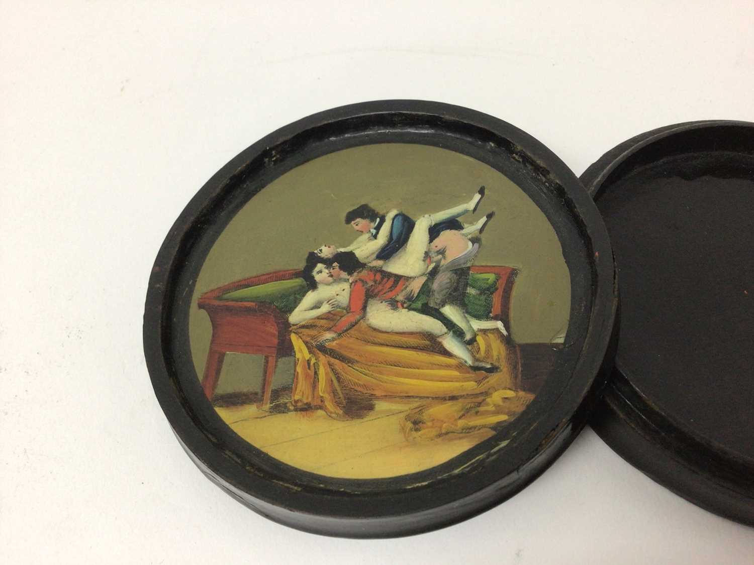 Regency circular papier-mâché erotic table snuff box of circular form with painted dog chasing a duc - Image 3 of 4