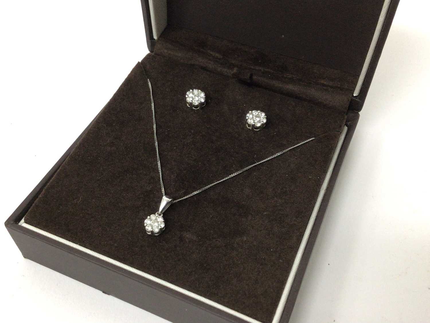 Diamond cluster pendant necklace and matching earrings, each with a daisy flower head cluster of bri - Image 3 of 3