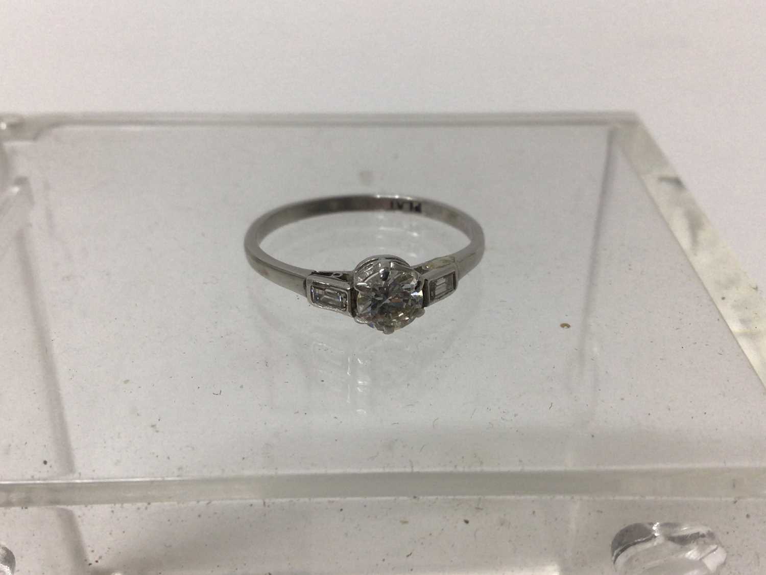 Art Deco diamond ring with a brilliant cut diamond flanked by two baguette cut diamonds to the shoul - Image 3 of 3