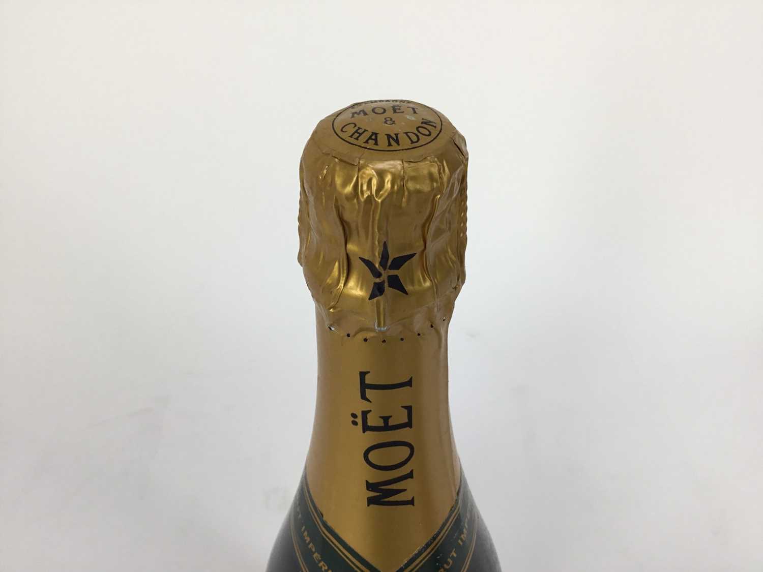 Champagne - one bottle, Moët & Chandon 1995, in original card tube - Image 4 of 6