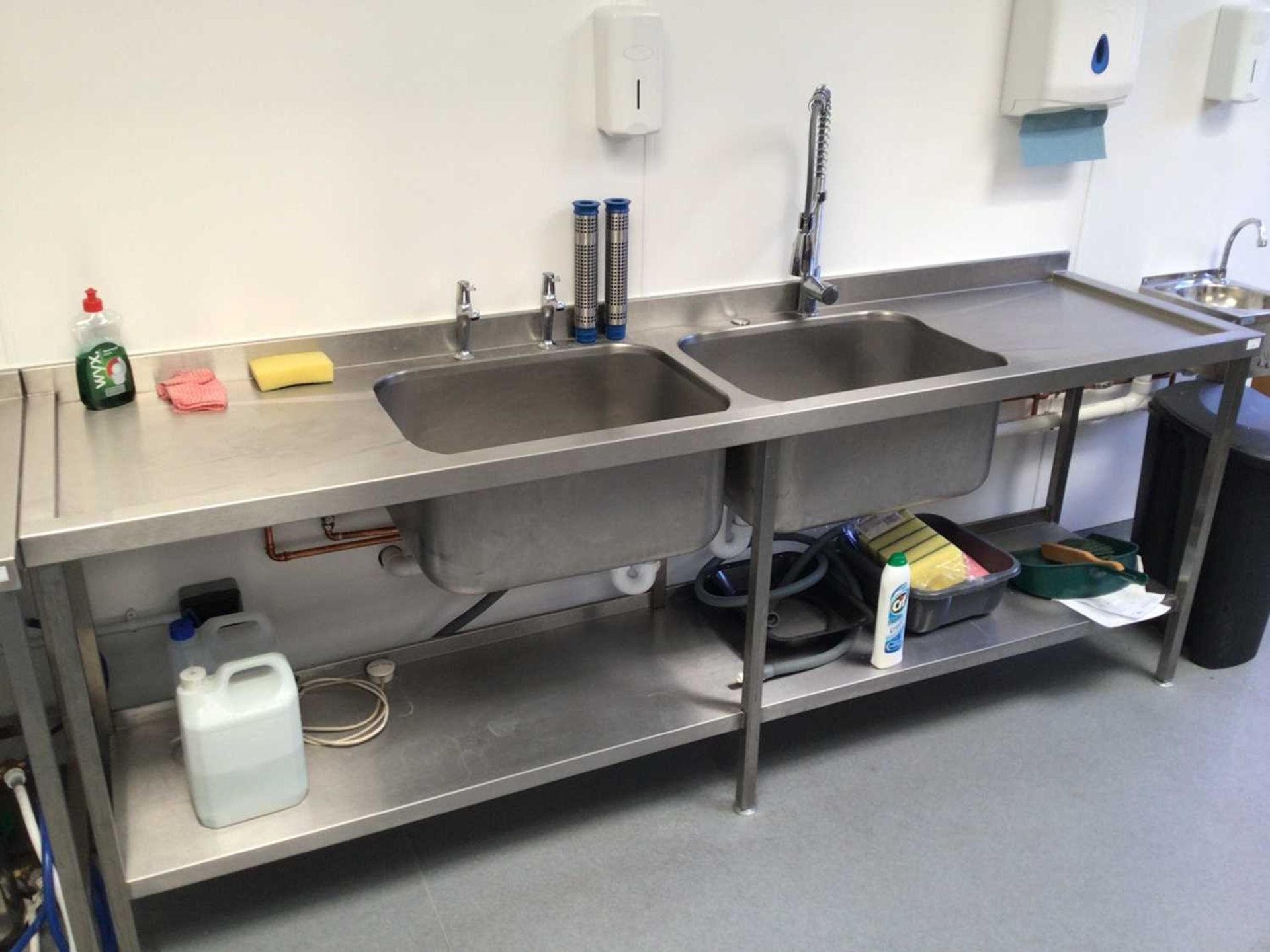A stainless steel double bowl sink unit with pre-rinse flexi-hose tap and pair of taps, plus shelf - Bild 2 aus 3