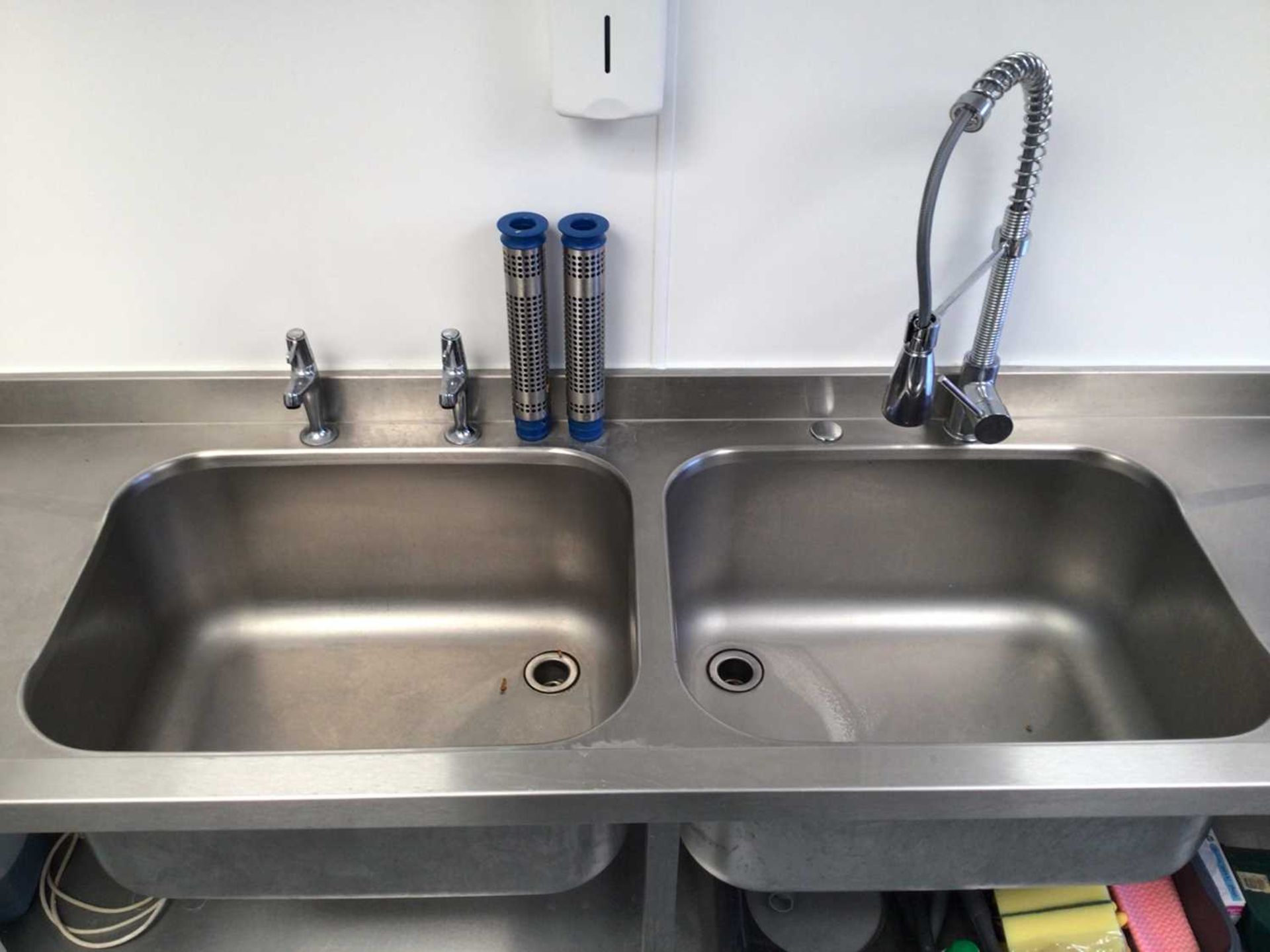 A stainless steel double bowl sink unit with pre-rinse flexi-hose tap and pair of taps, plus shelf - Bild 3 aus 3
