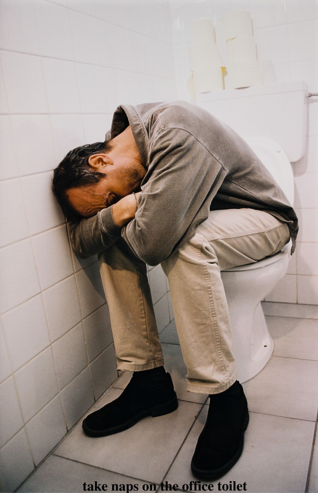 Erwin Wurm, take naps on the office toilet (aus der Serie "One Minute Sculpture")