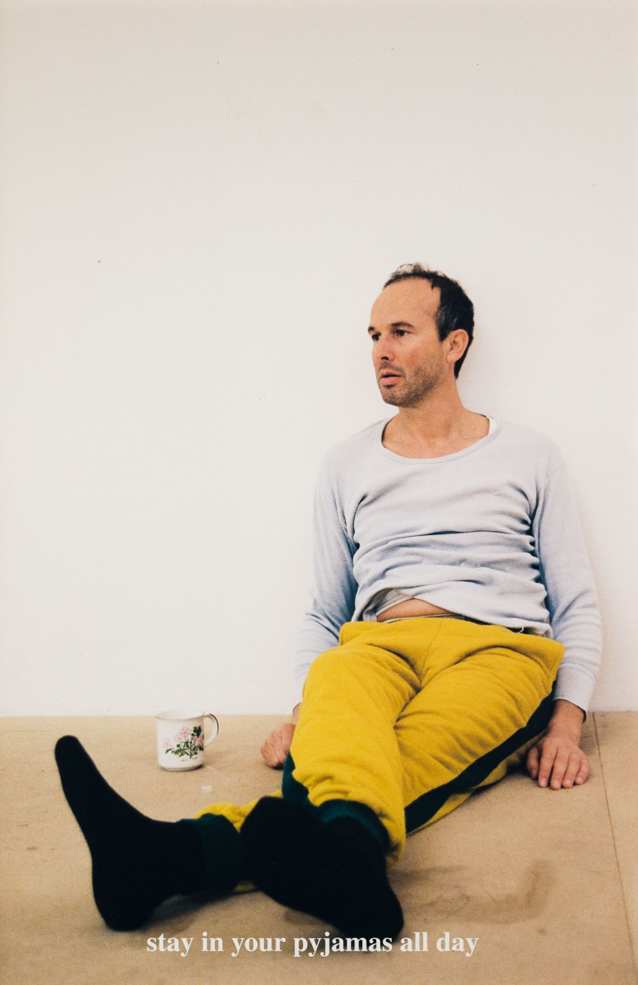 Erwin Wurm, stay in your pyjamas all day (aus der Serie "One Minute Sculpture")