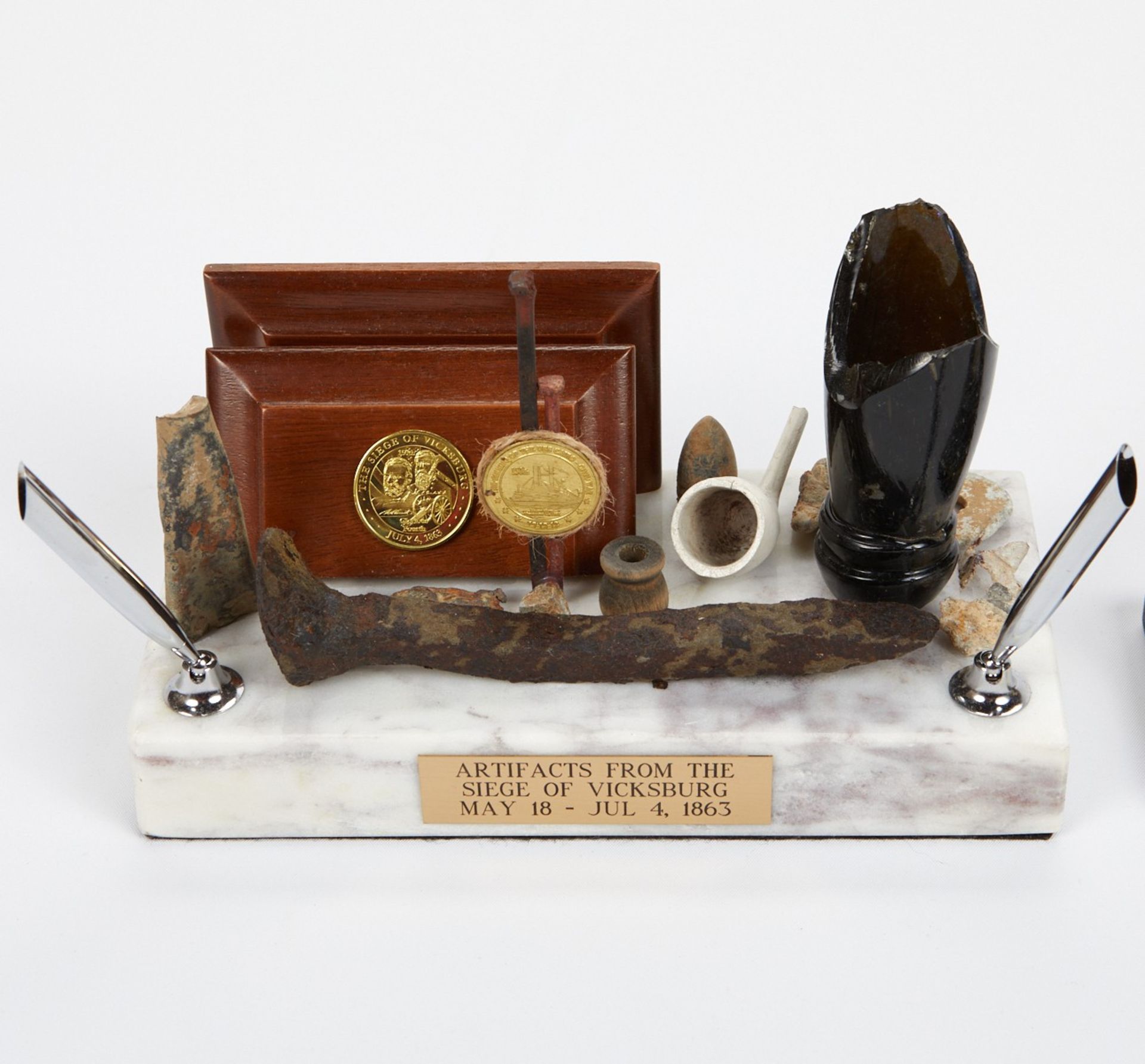 Grp: 2 Pen Displays w/ Artifacts from Battle of Antietam and Vicksburg - Image 2 of 5