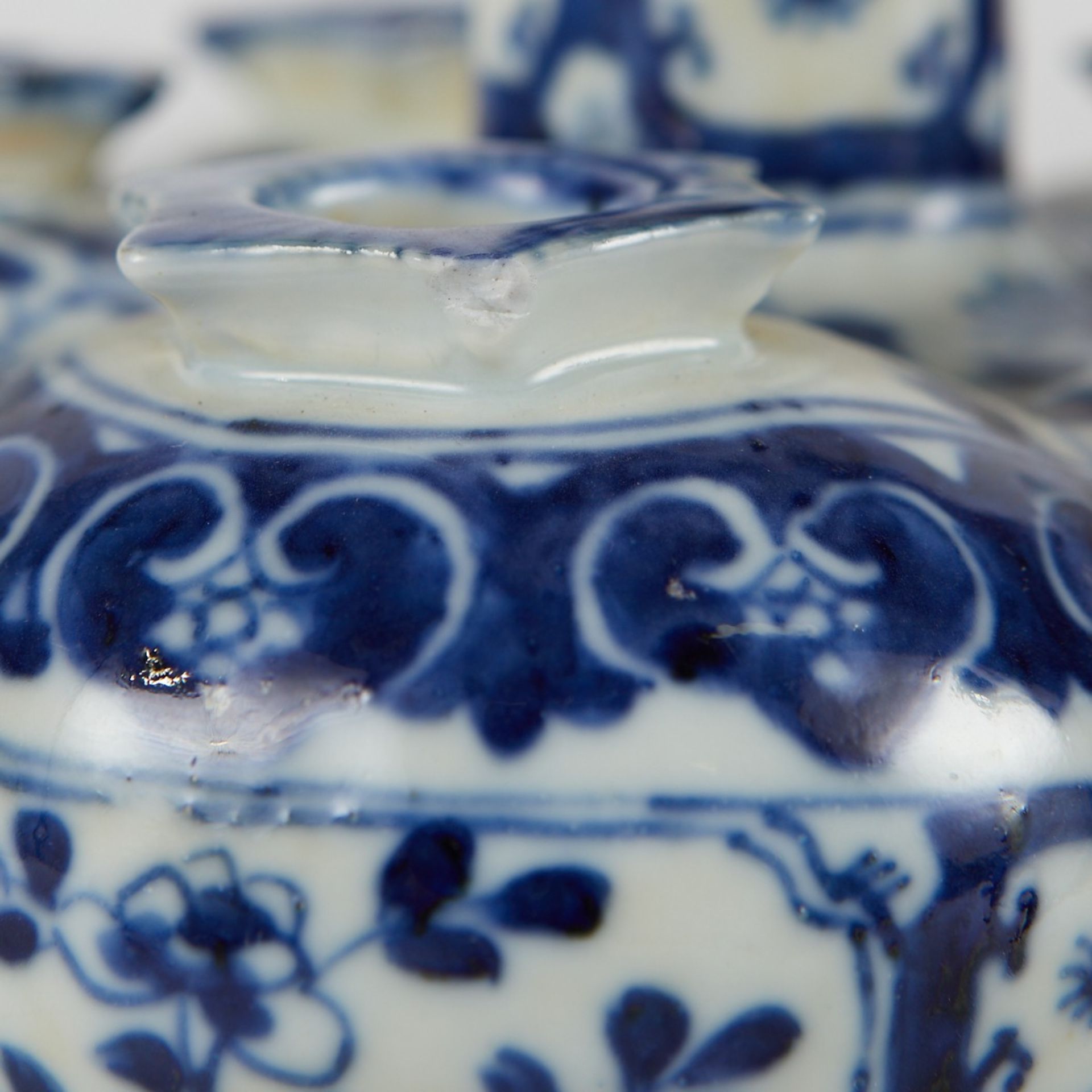 Pair of Chinese Export Blue and White Tulipiers - Bild 9 aus 11