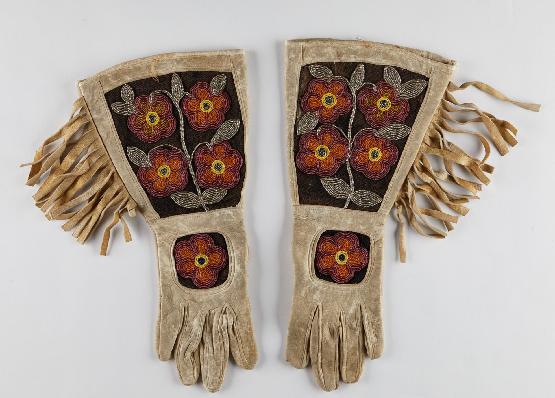 2 Pairs of Native American Beaded Gauntlets - Bild 8 aus 13