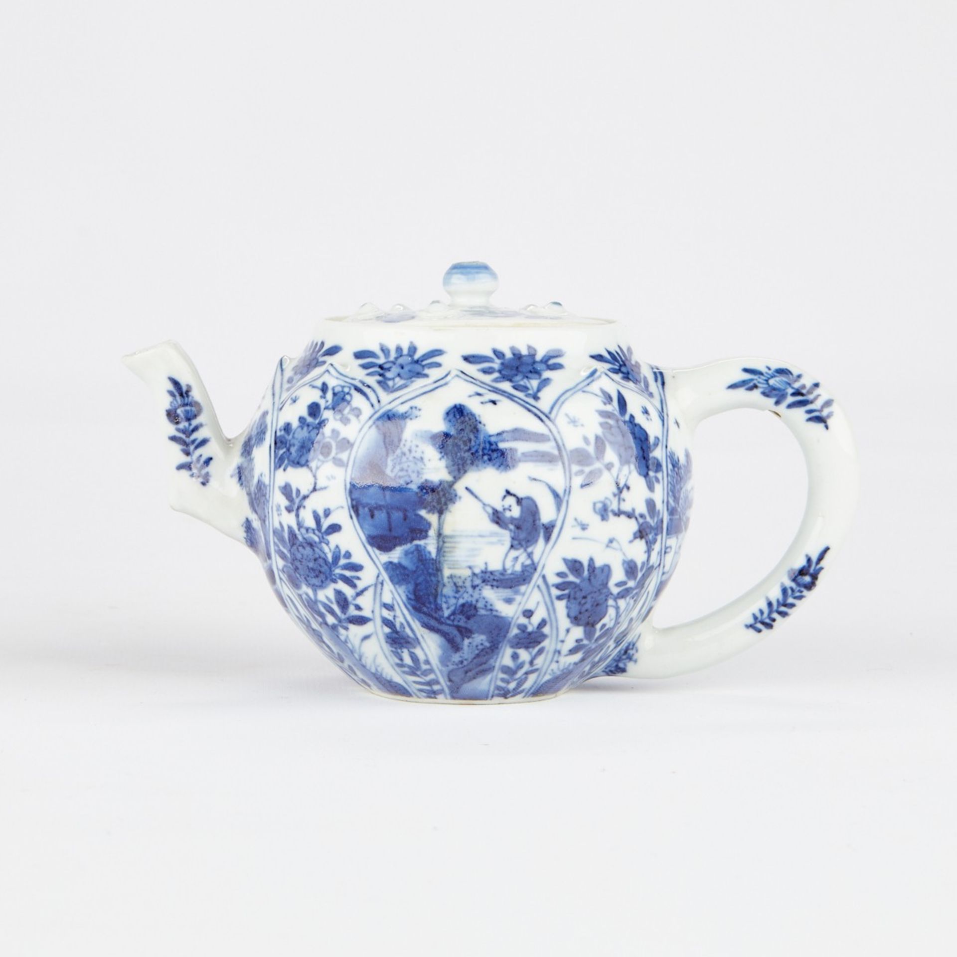 Kangxi Chinese B&W Porcelain Teapot w/ Lotus Petals - Bild 2 aus 6