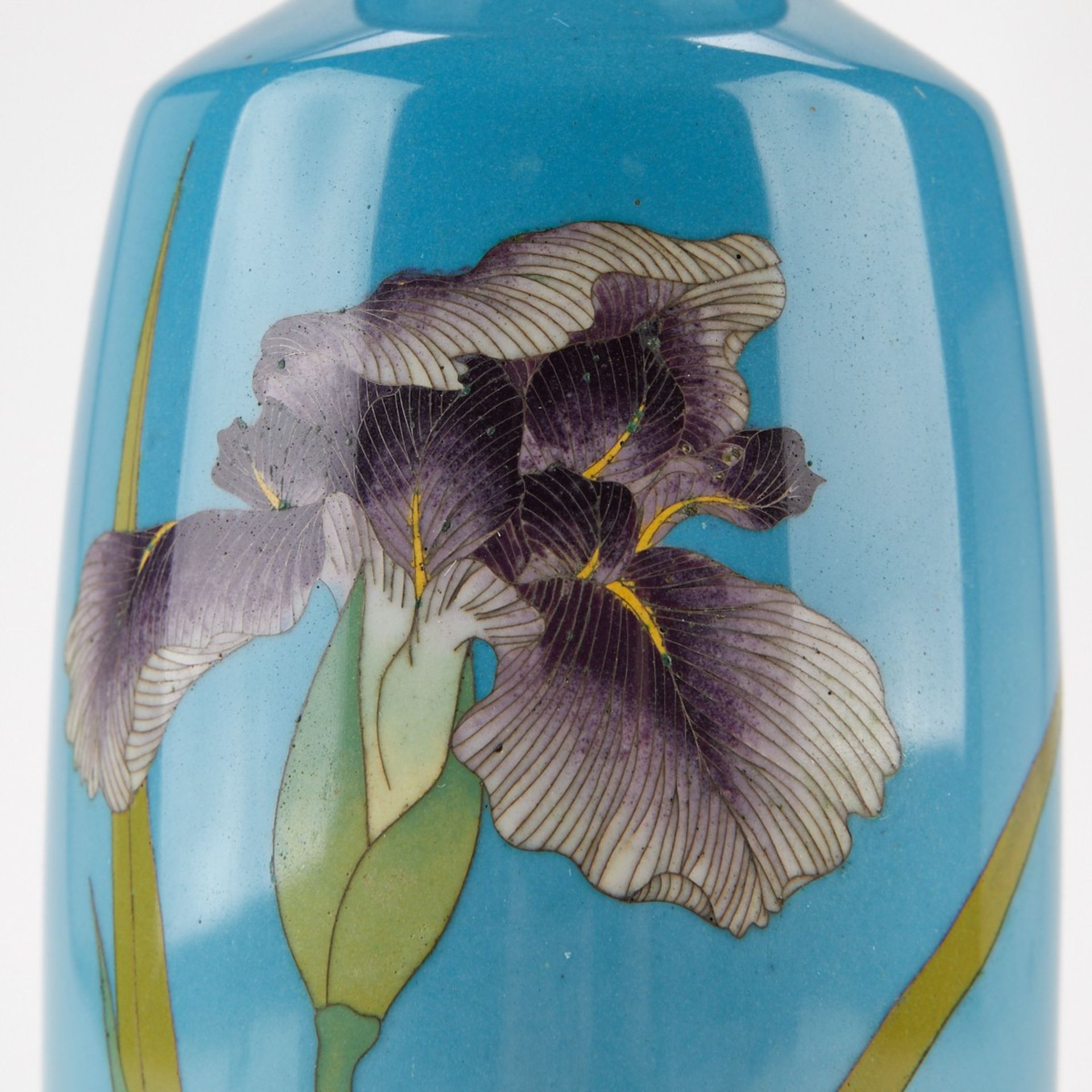 Japanese Cloisonne Vase w/ Iris and Crane - Bild 5 aus 7