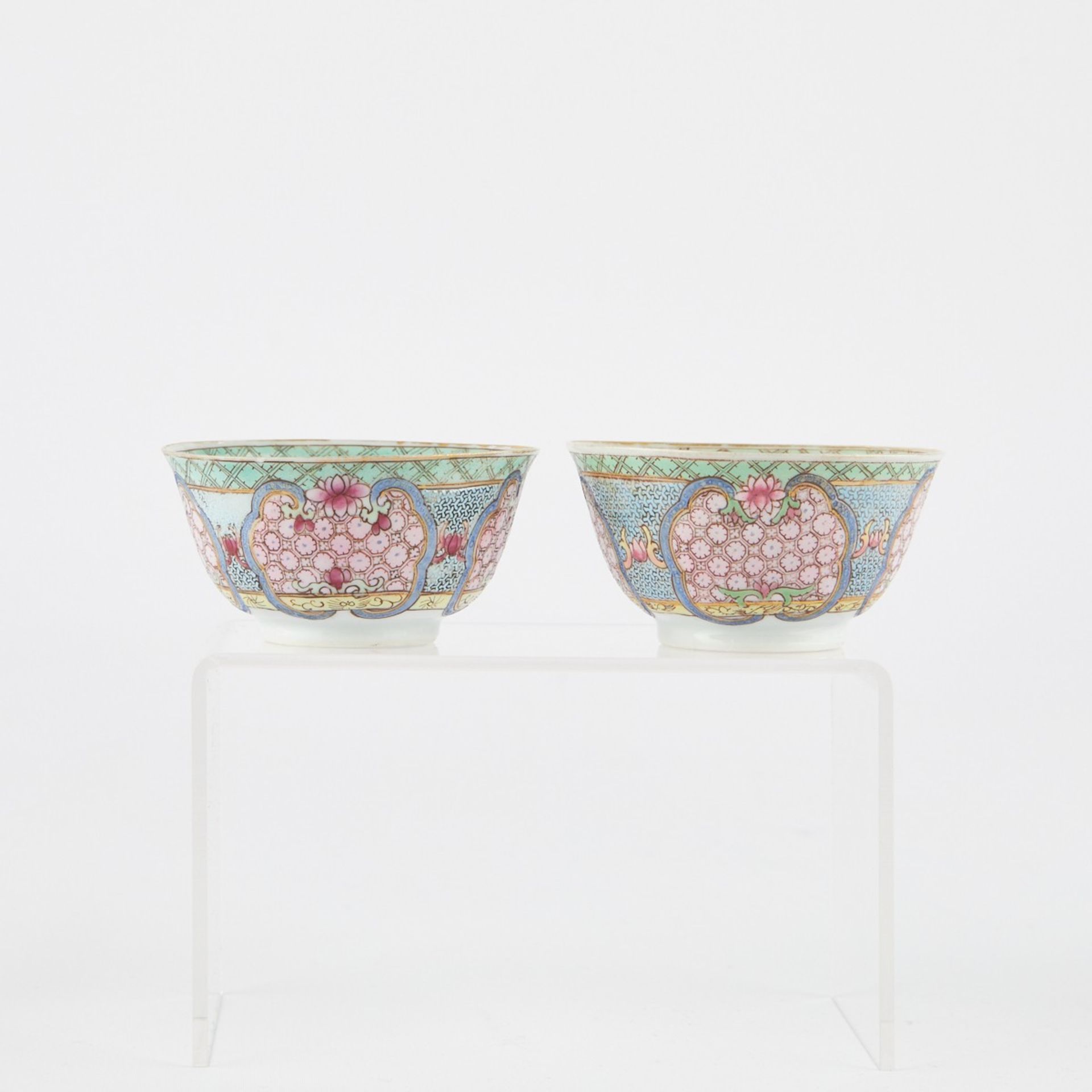 Pr: 18th c. Chinese Porcelain Famille Rose Cups and Saucers - Bild 4 aus 10