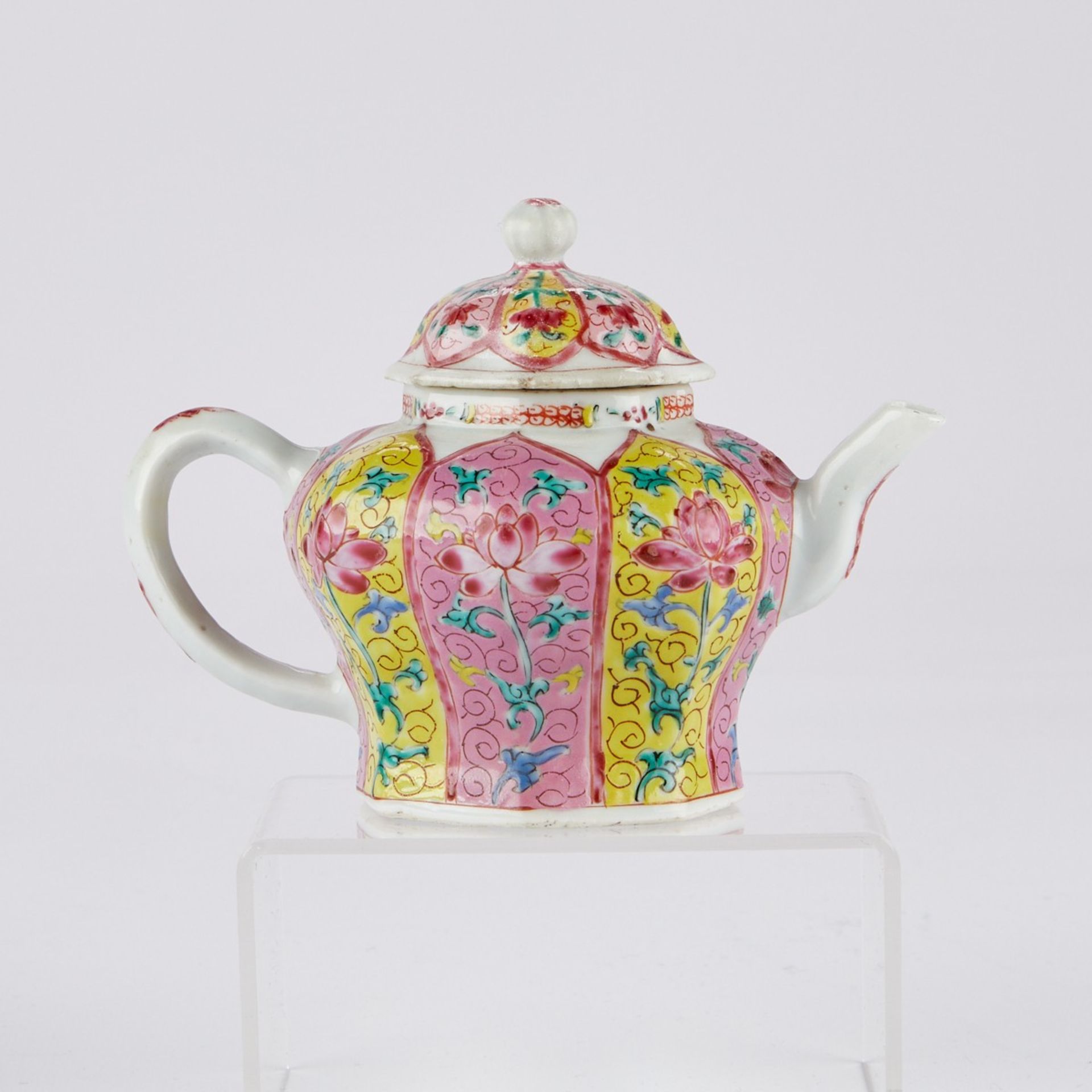 18th c. Chinese Export Porcelain Teapot and Undertray - Image 5 of 7