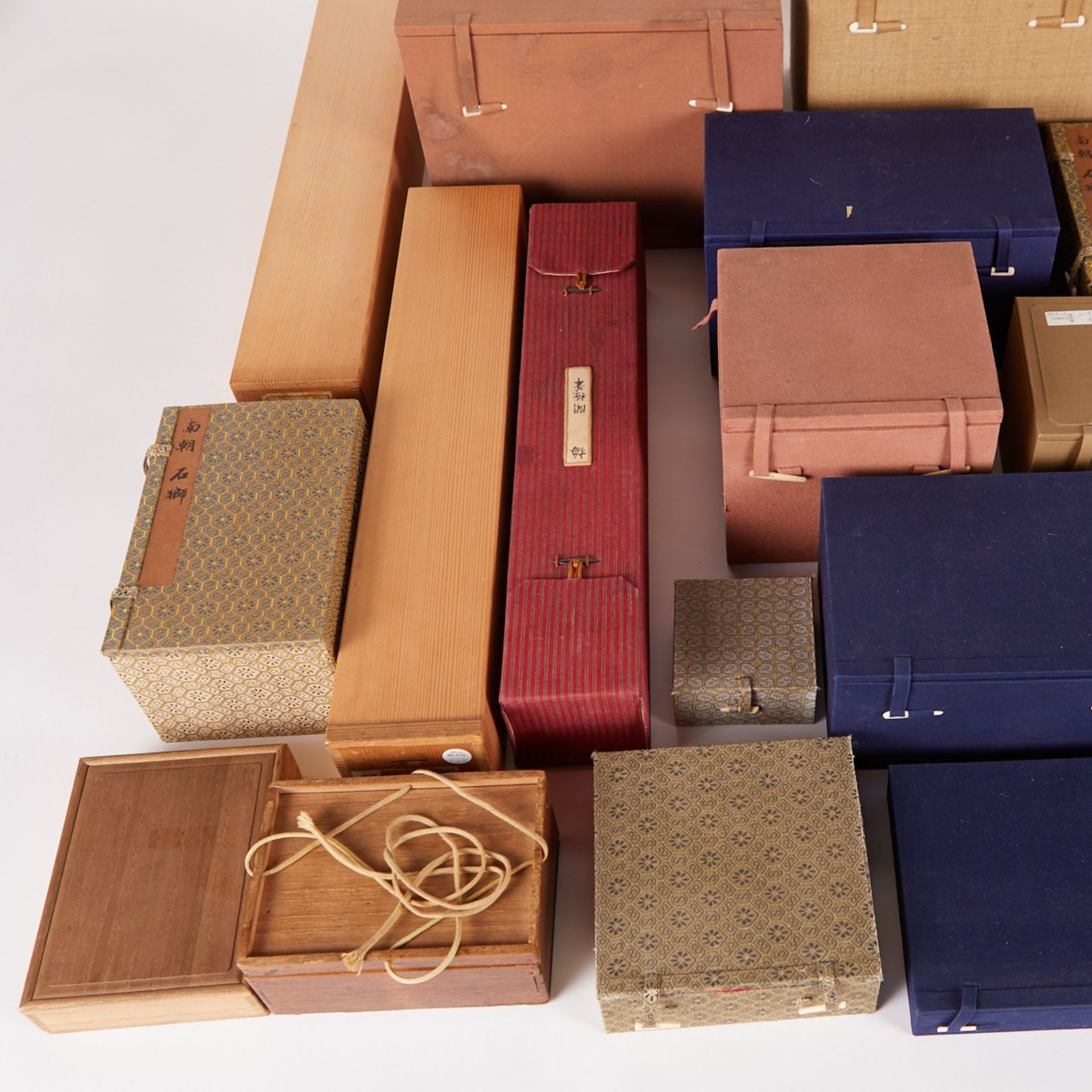 Large Group of Chinese Silk Boxes - Bild 3 aus 6