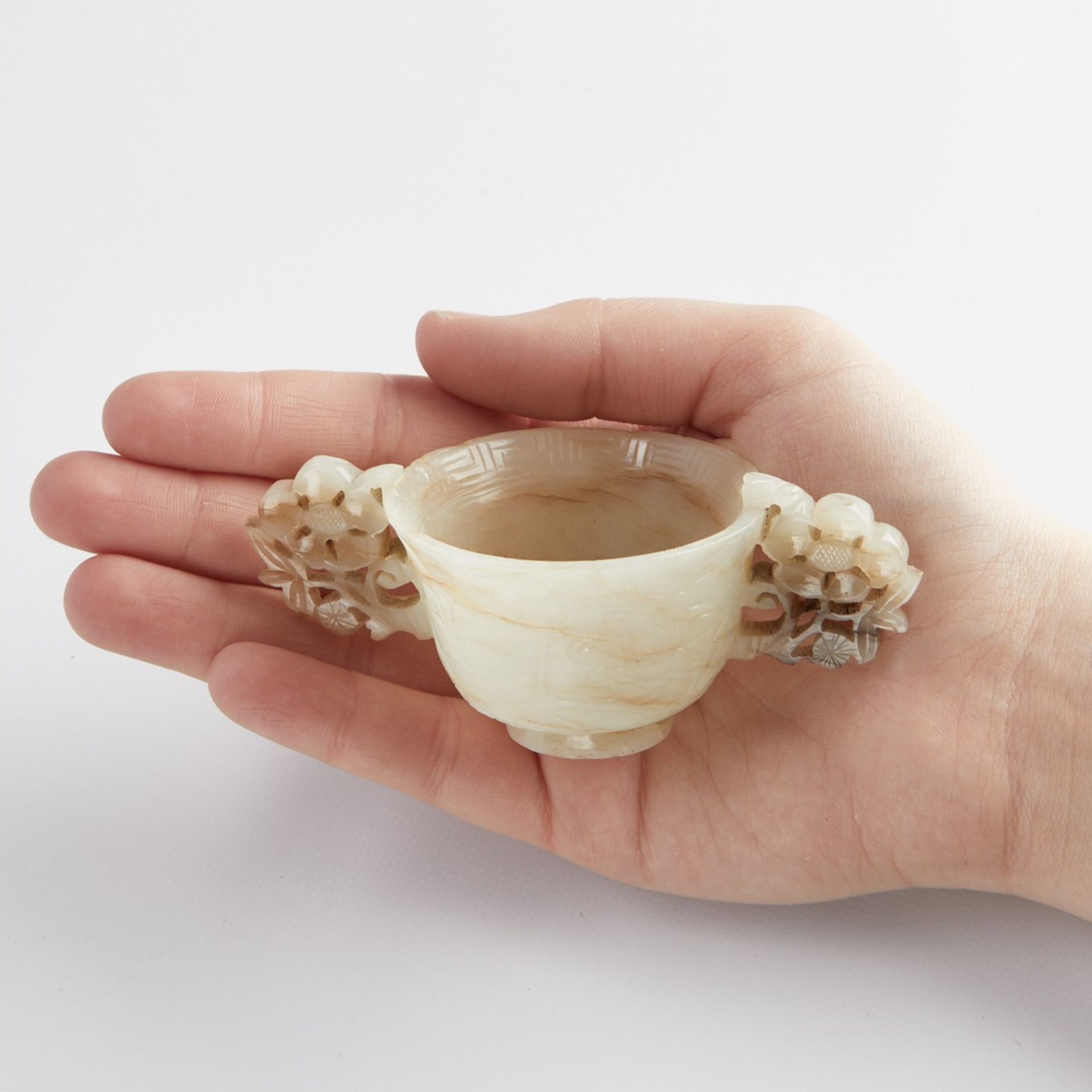 Chinese Qing Miniature Jade Cup w/ Pierced Handles - Bild 3 aus 11