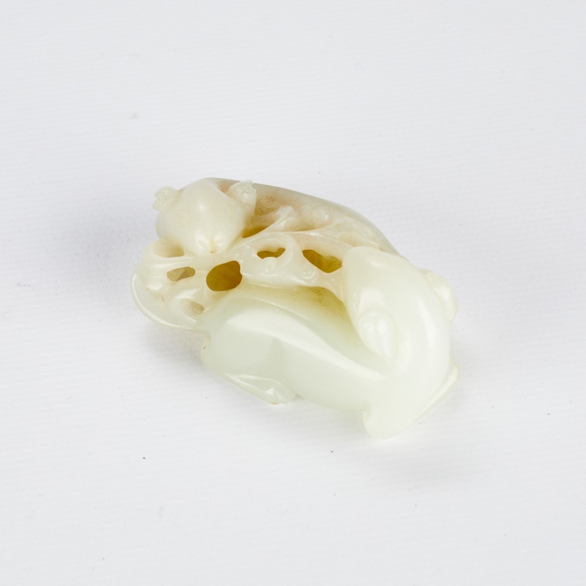 Chinese 19th c. Pale Jade Carving of Two Dogs - Bild 2 aus 4