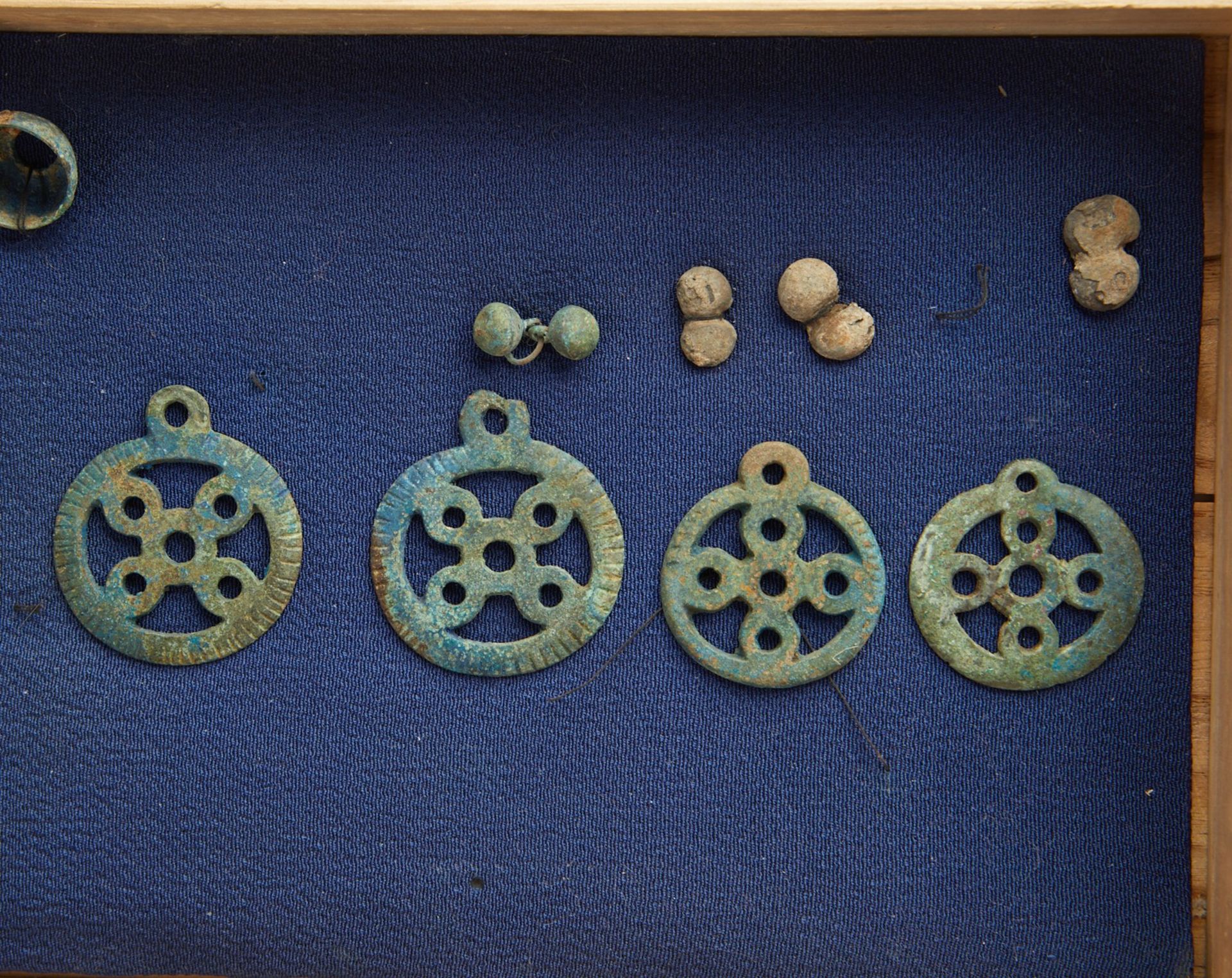 Grp: 16 Early Chinese Bronze Pieces - Bild 11 aus 14