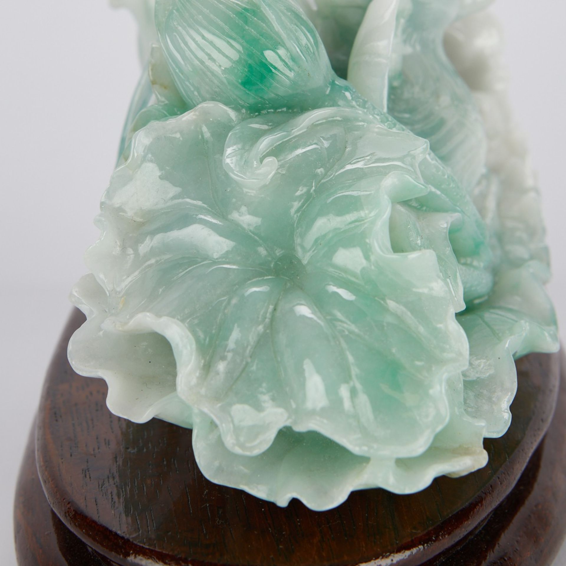 Chinese Green and White Jade Duck w/ Lotus - Bild 8 aus 11