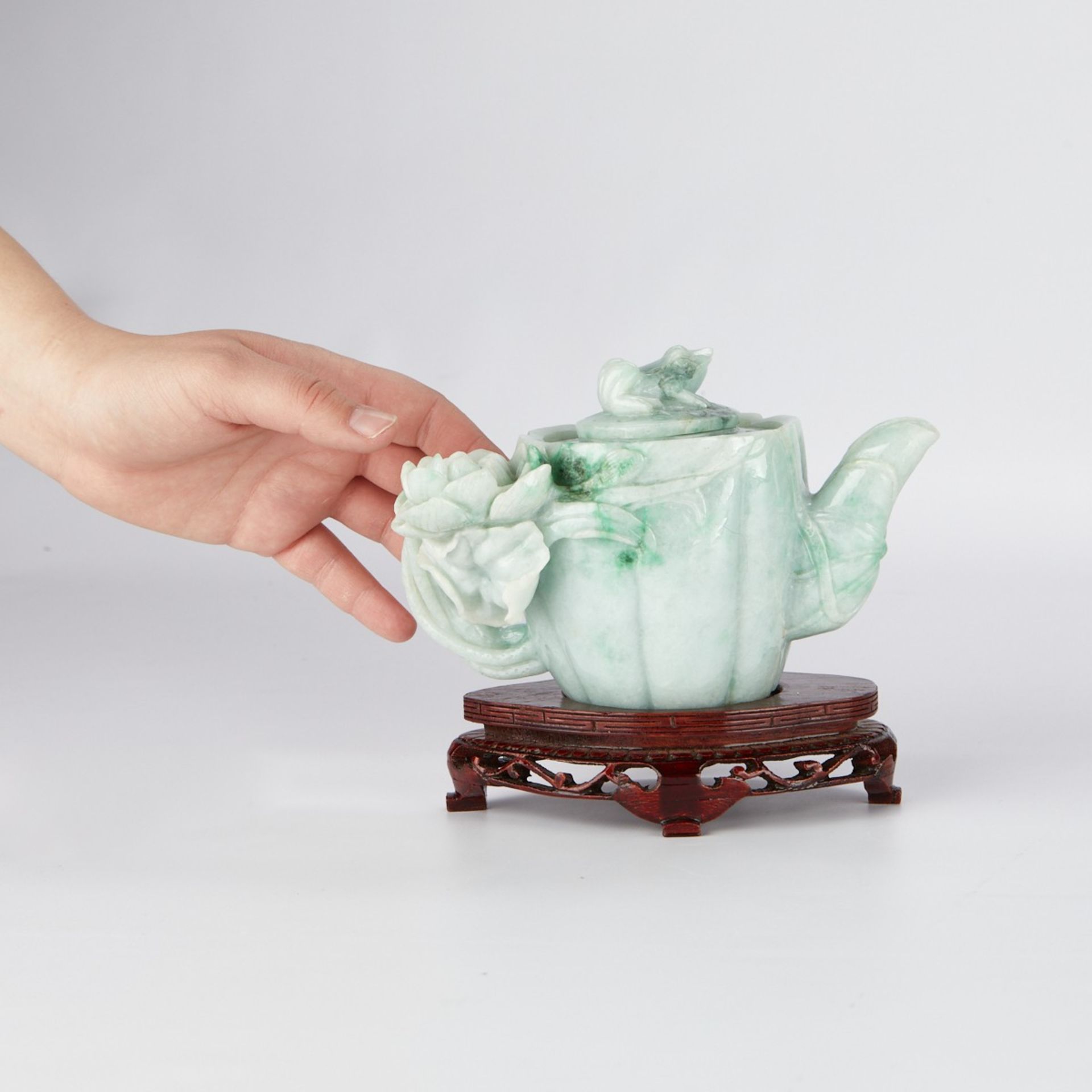 Fine Chinese Carved Jade Teapot in Lotus Pod Form - Bild 10 aus 10