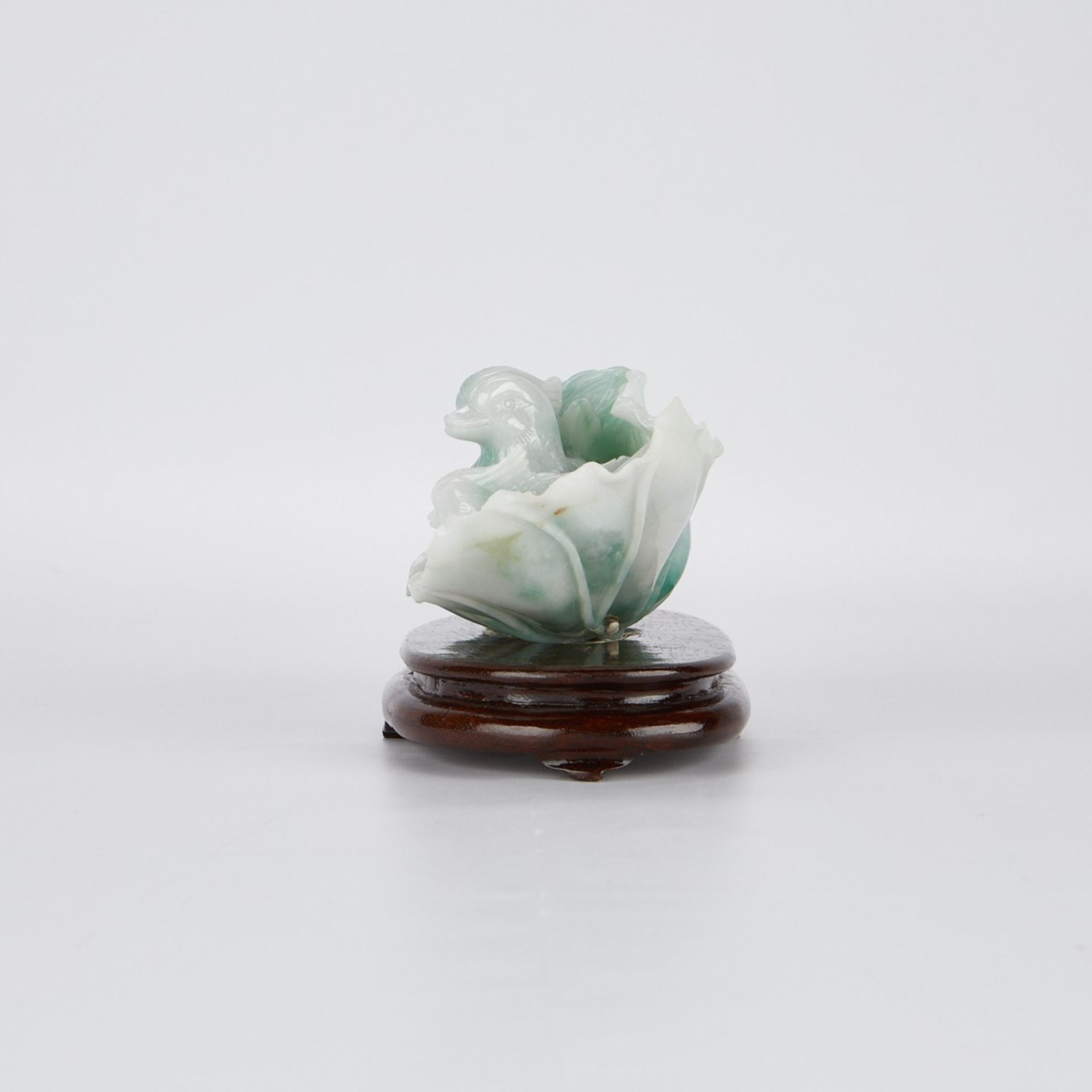Chinese Green and White Jade Duck w/ Lotus - Bild 5 aus 11
