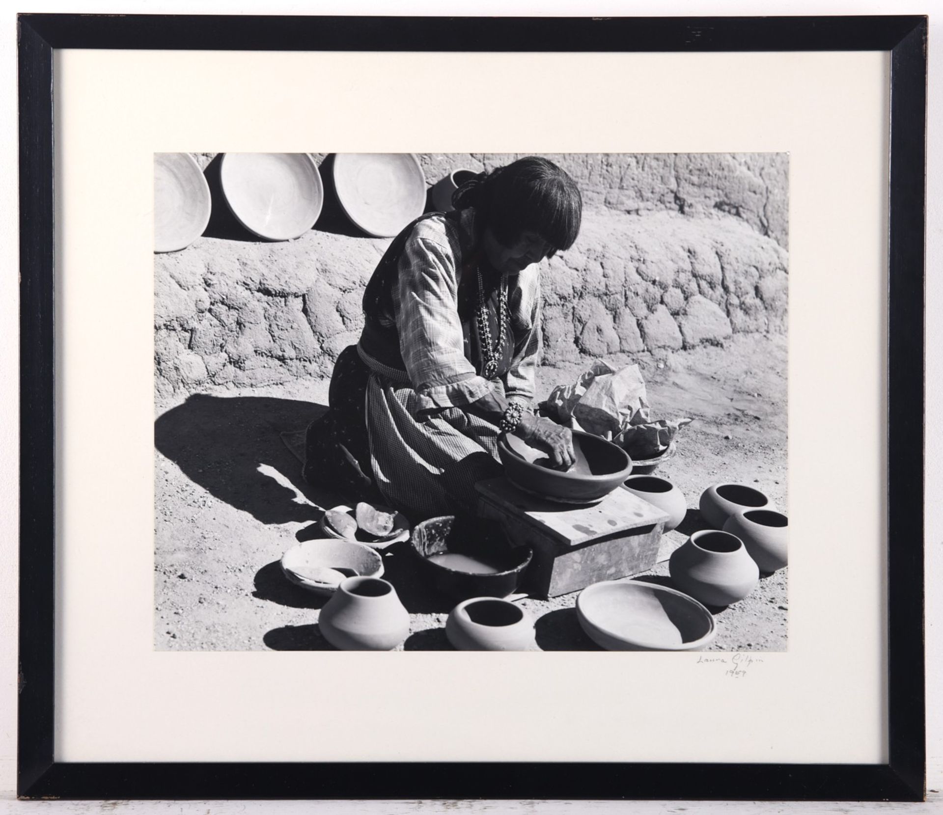 Laura Gilpin Photograph "Maria Martinez Making Pottery" - Bild 2 aus 3